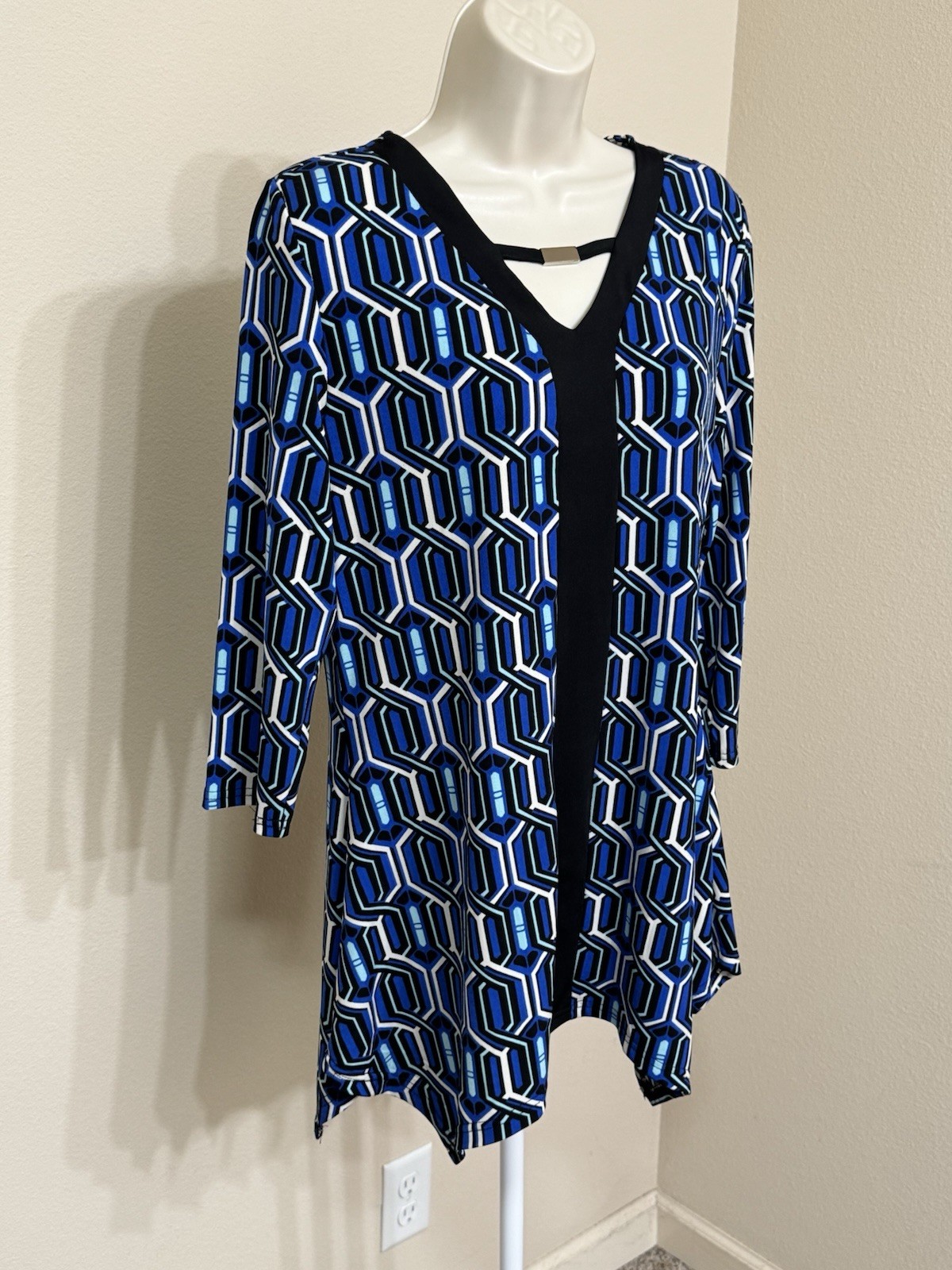 Carolyn Taylor Women’s Black & Blue Geometric Print 3/4 Sleeve Stretch Blouse M