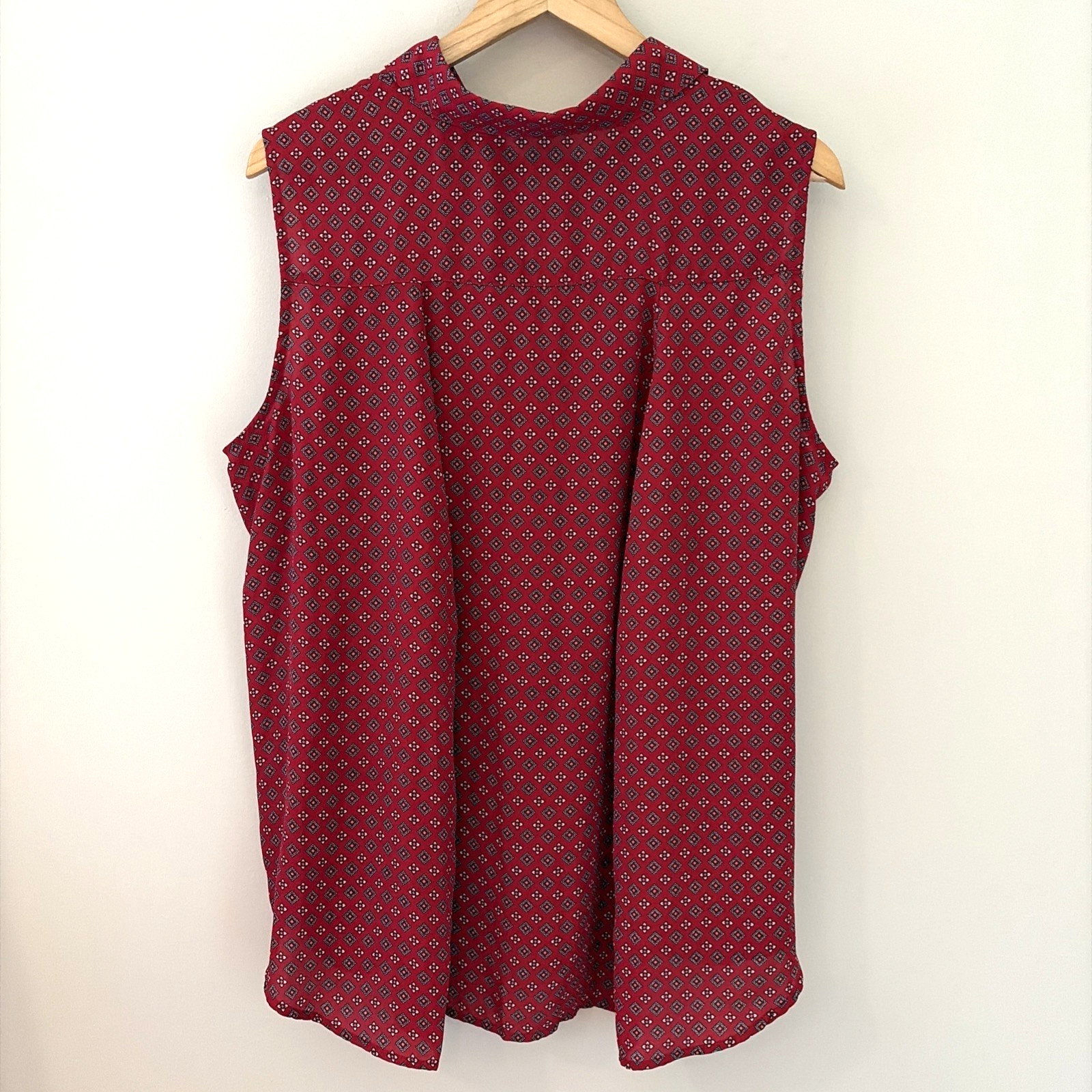 Roz & Ali Women’s Button Front Top Size 2X Red Geometric Sleeveless Lightweight