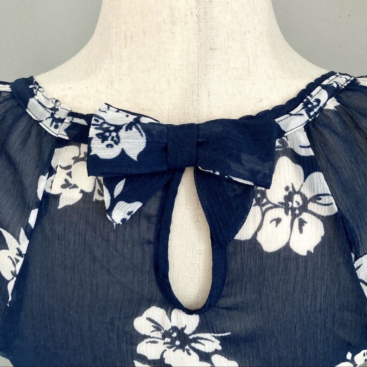 Hollister Blue White Floral Sheer Chiffon Scoop Neck Keyhole Bow Blouse S Y2K