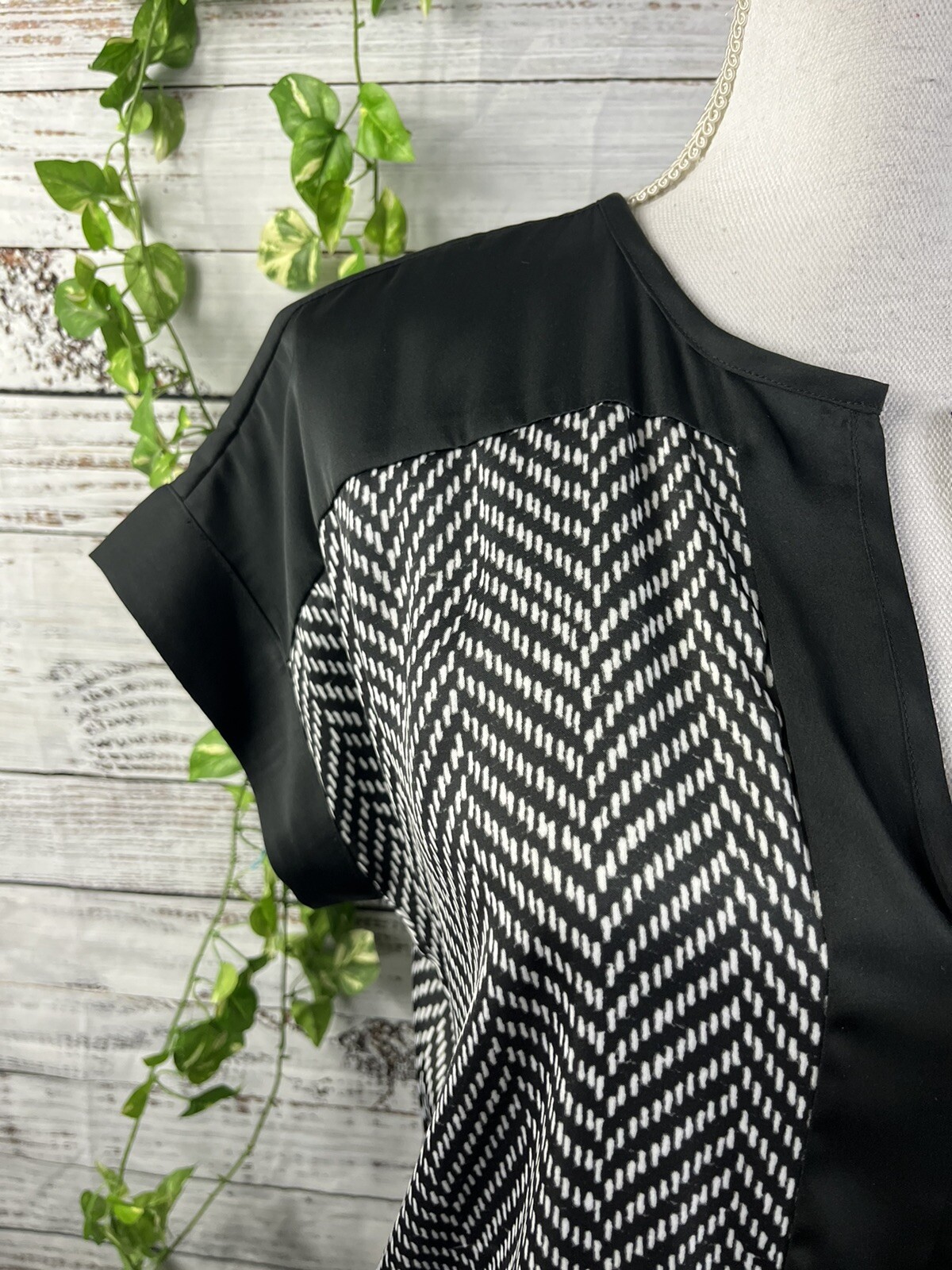 Michael Kors Tunic Blouse Extra Small Black White Chevron Career Church Slim