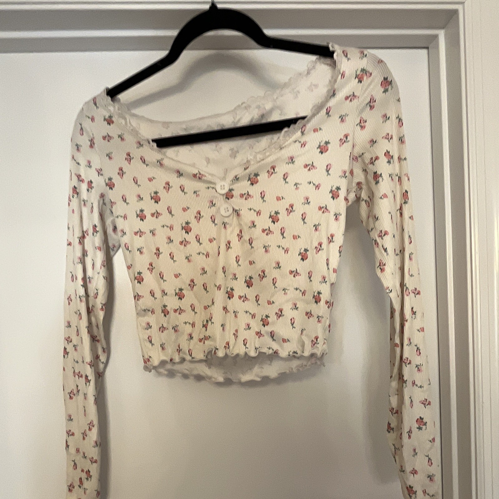 White Floral Ribbed Knit Scoop Neck Long Sleeve Cropped Button Blouse Women S