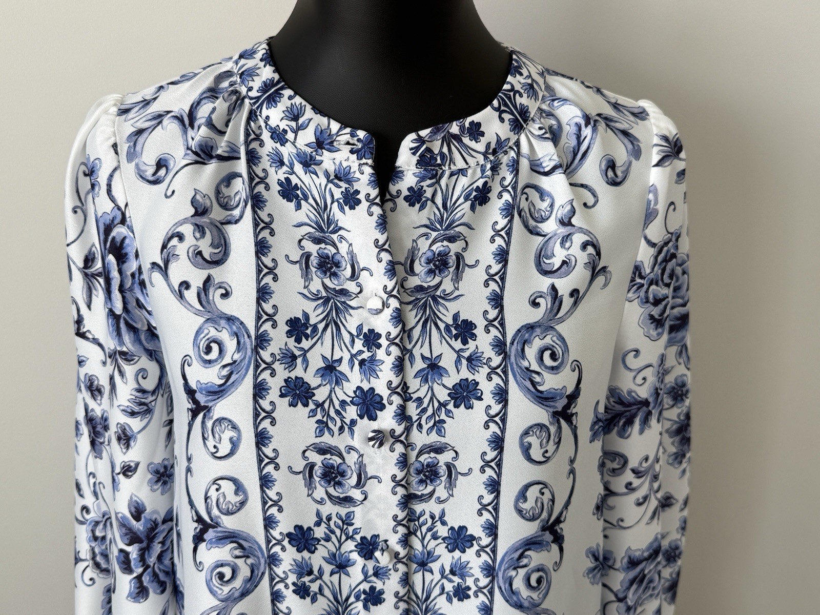 Alex Marie Wren Blue Scroll Button Front Blouse Women’s S NWOT Feminine Classic