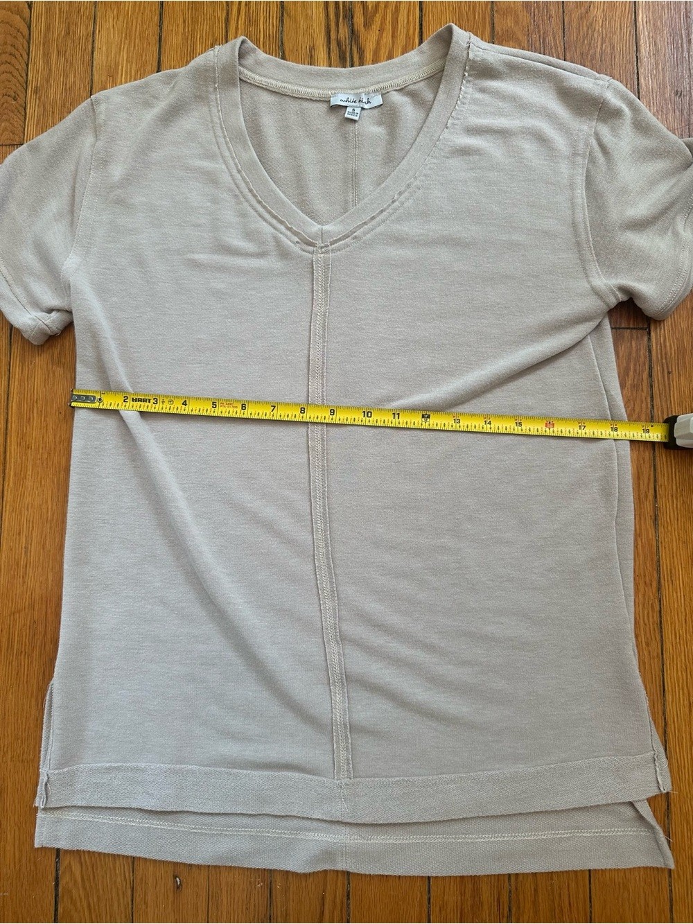 White Birch Taupe Exposed Seam V-Neck Top Short Sleeve Size Small 1103