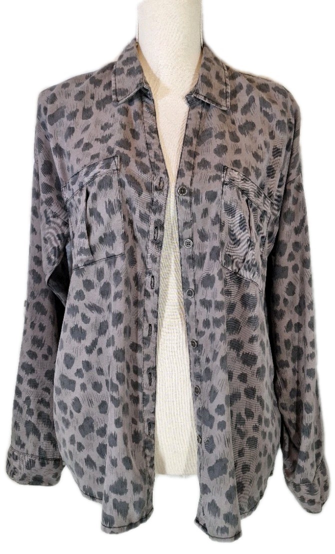 NWOT LOVESTITCH SzS Tencel Cheetah Button Down Blouse Collared V-neck Shirt Grey