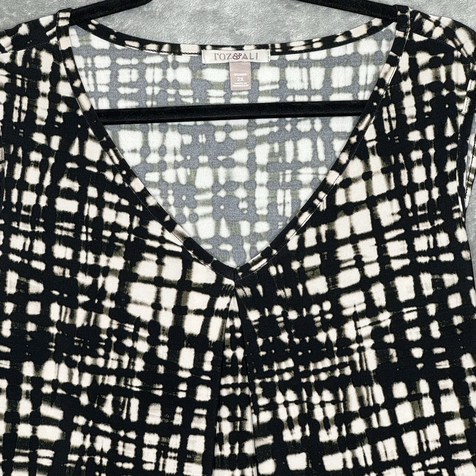 Roz & Ali Womens Top Blouse 2X Black Tan Geometric Sleeveless V Neck Stretch