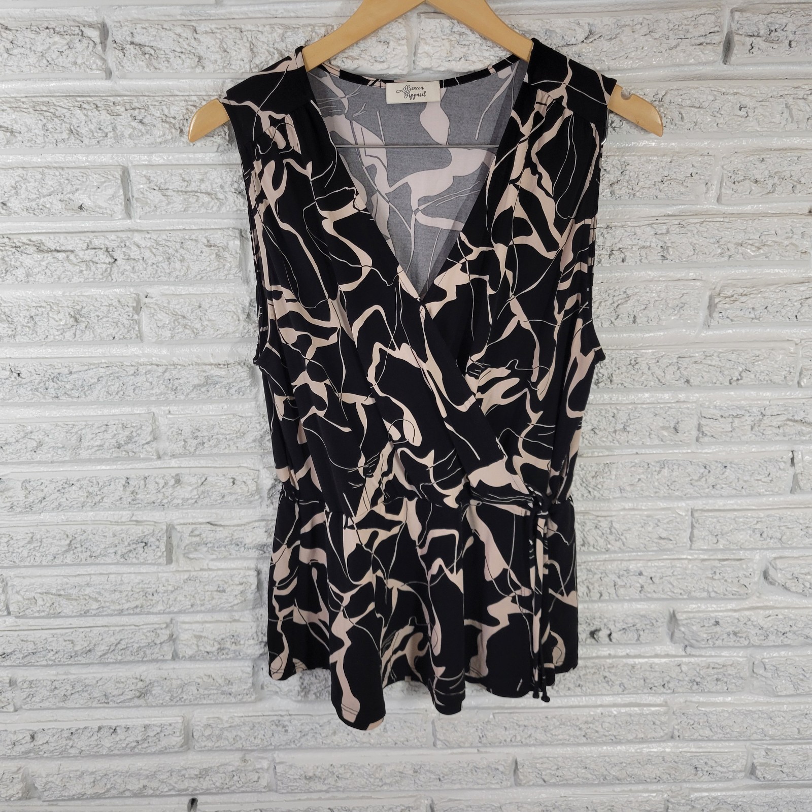 Beacon Apparel Women’s XL Black White Geometric Sleeveless V-Neck Top Blouse