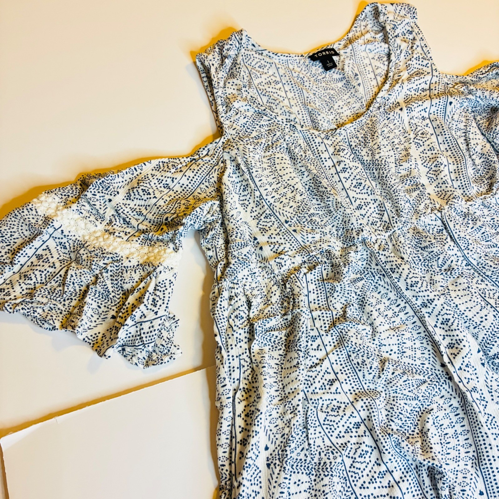 Torrid Women’s Cold Shoulder Top Blue White Print Size 1 Bohemian Boho Crochet