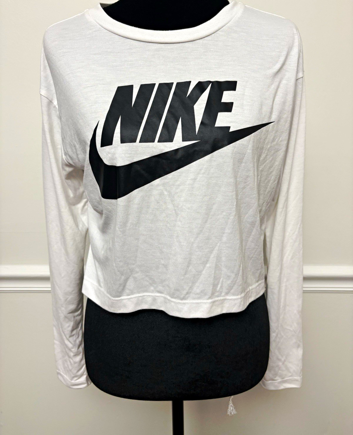 Nike Women’s White/Black Logo Crew Neck Long Sleeve Cropped T-Shirt M