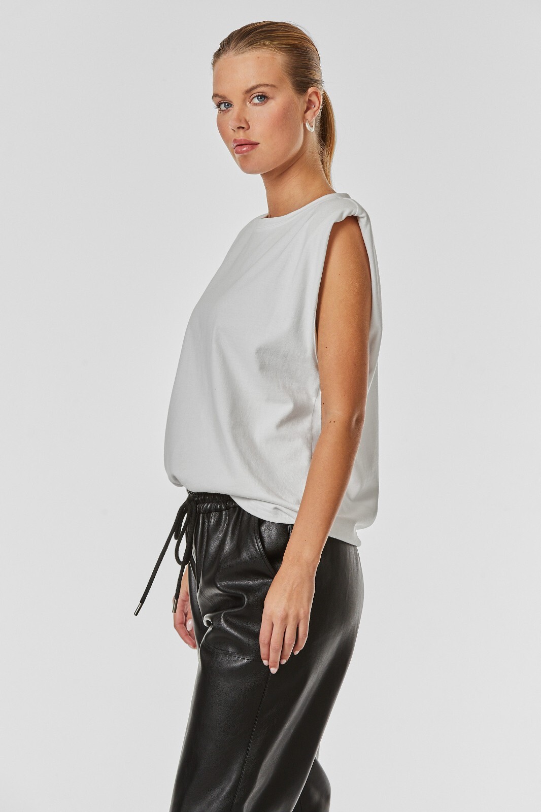 Hailey Muscle Tank White THE NOLI SHOP/NOLI YOGA