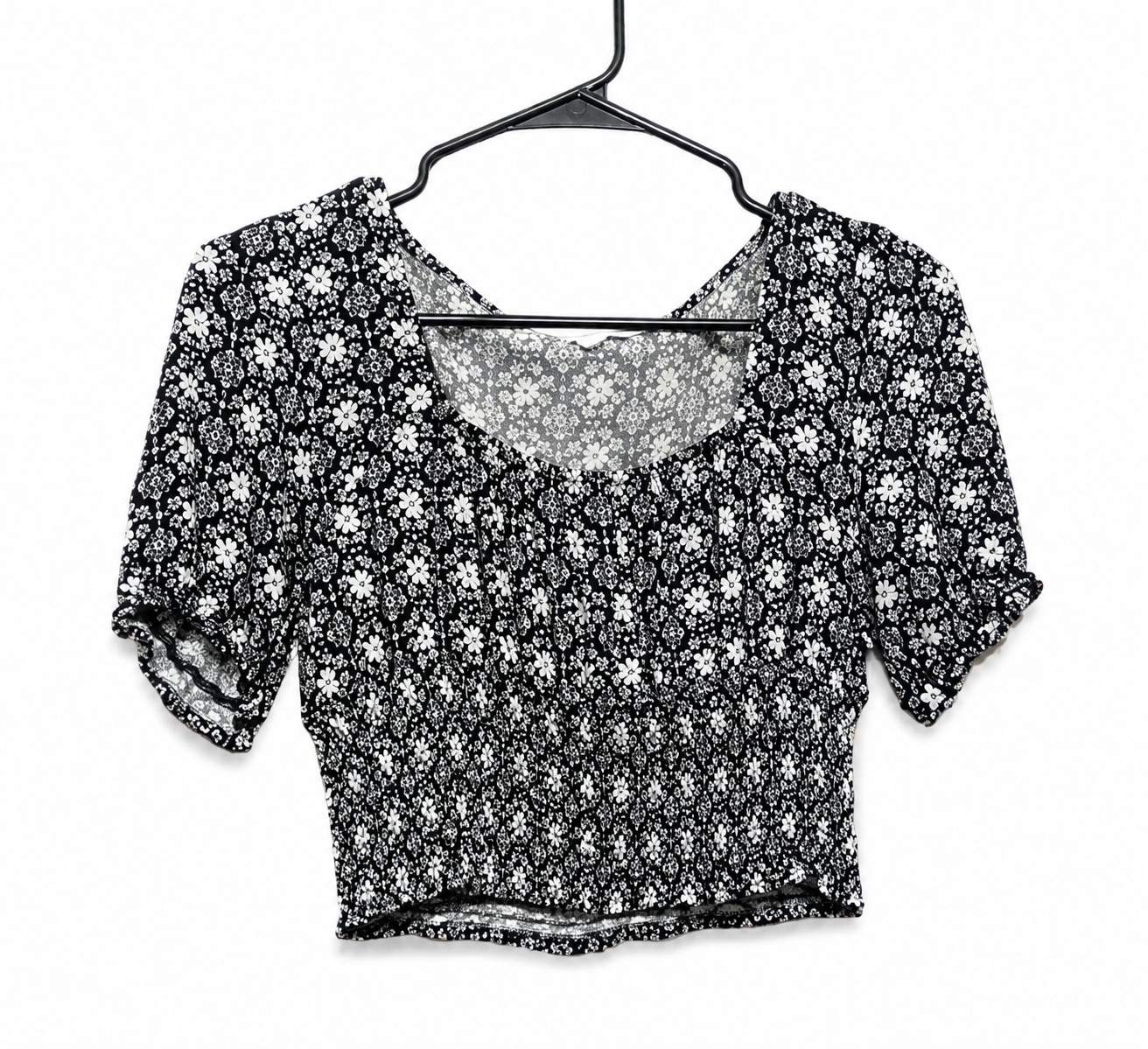 Love Tree Women’s Large Black White Floral Smocked Crop Top Puff Sleeve Rayon