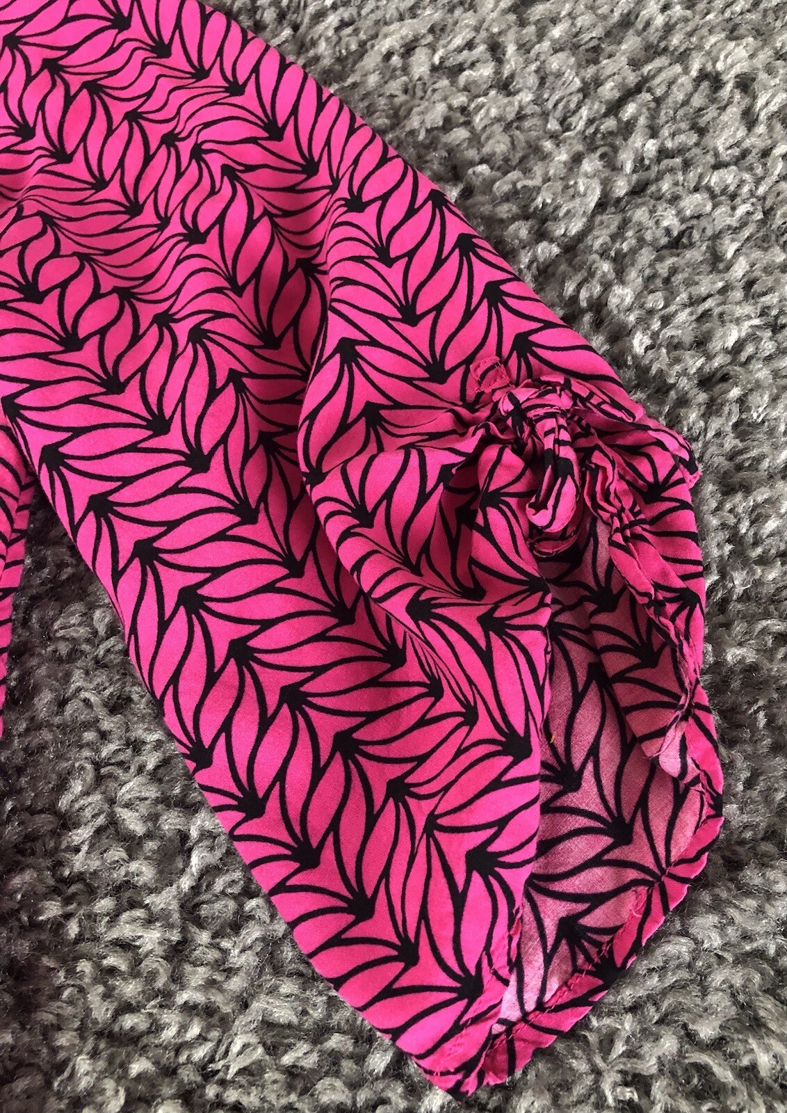 Kaari Blue 3/4 Sleeve Top Womens Medium Pink Black V-Neck Gold Tone Buttons