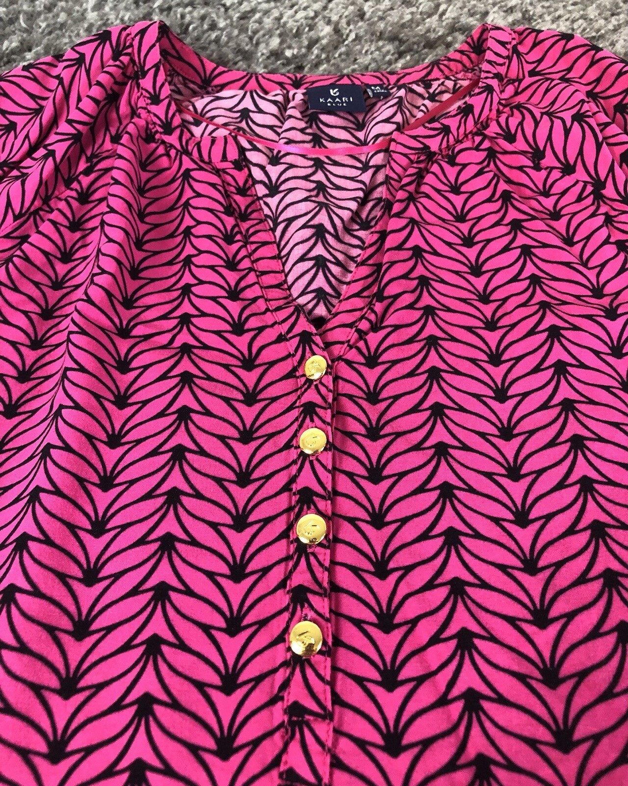 Kaari Blue 3/4 Sleeve Top Womens Medium Pink Black V-Neck Gold Tone Buttons