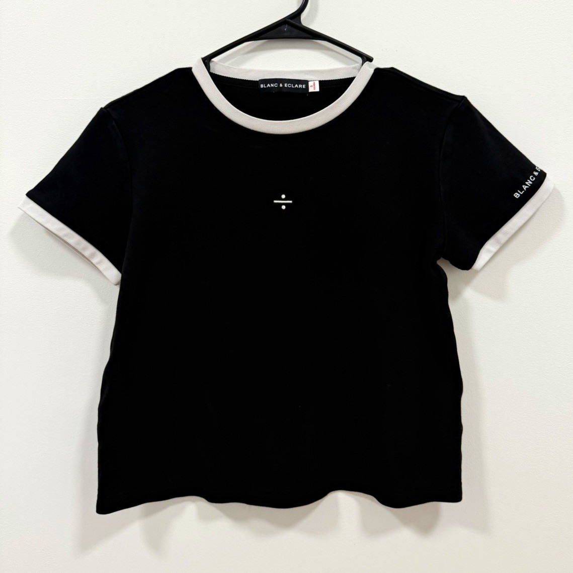 Blanc & Eclare Black Knit Crew Neck T-Shirt White Contrast Trim Logo Sz S