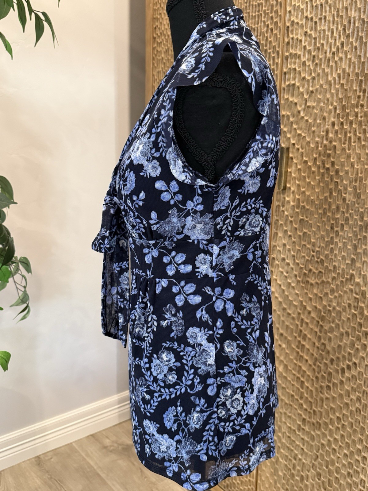 New York & Company Women’s Blue White Floral Mesh Nylon V-Neck Tie Blouse Med