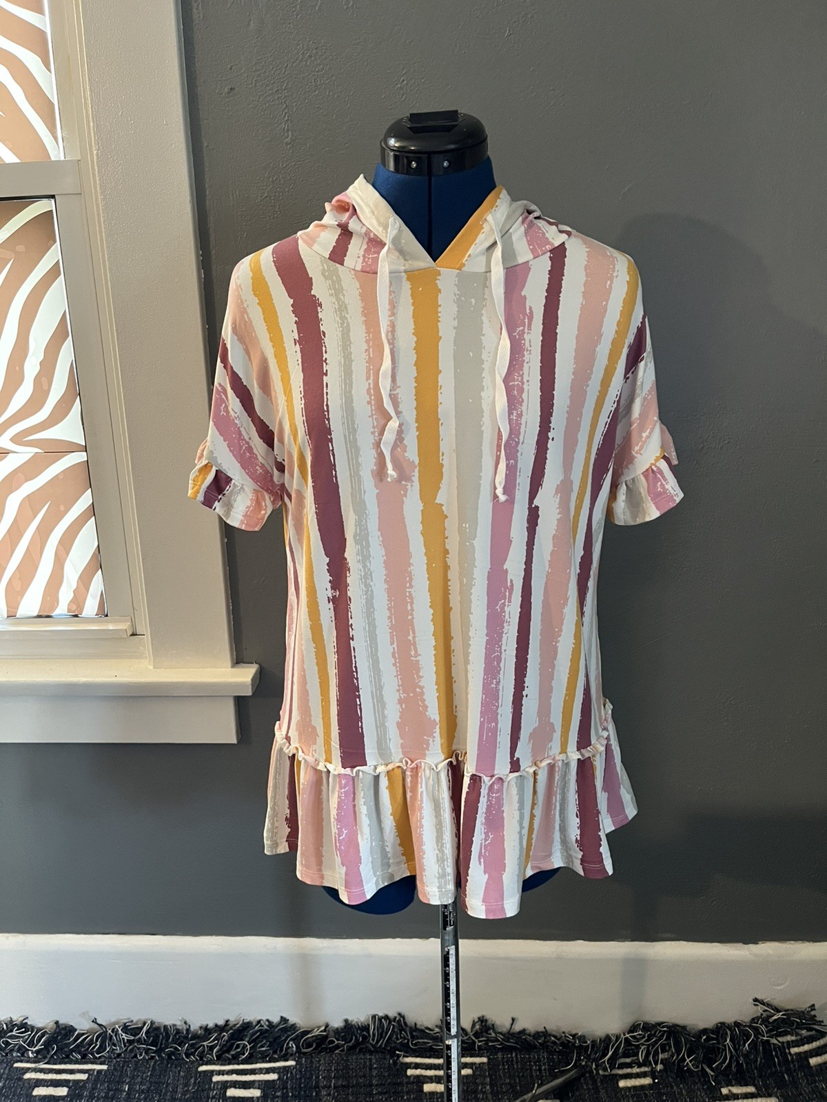Ninexis Sz SM short-sleeve hooded top vertical brush stripes ruffled peplum hem.