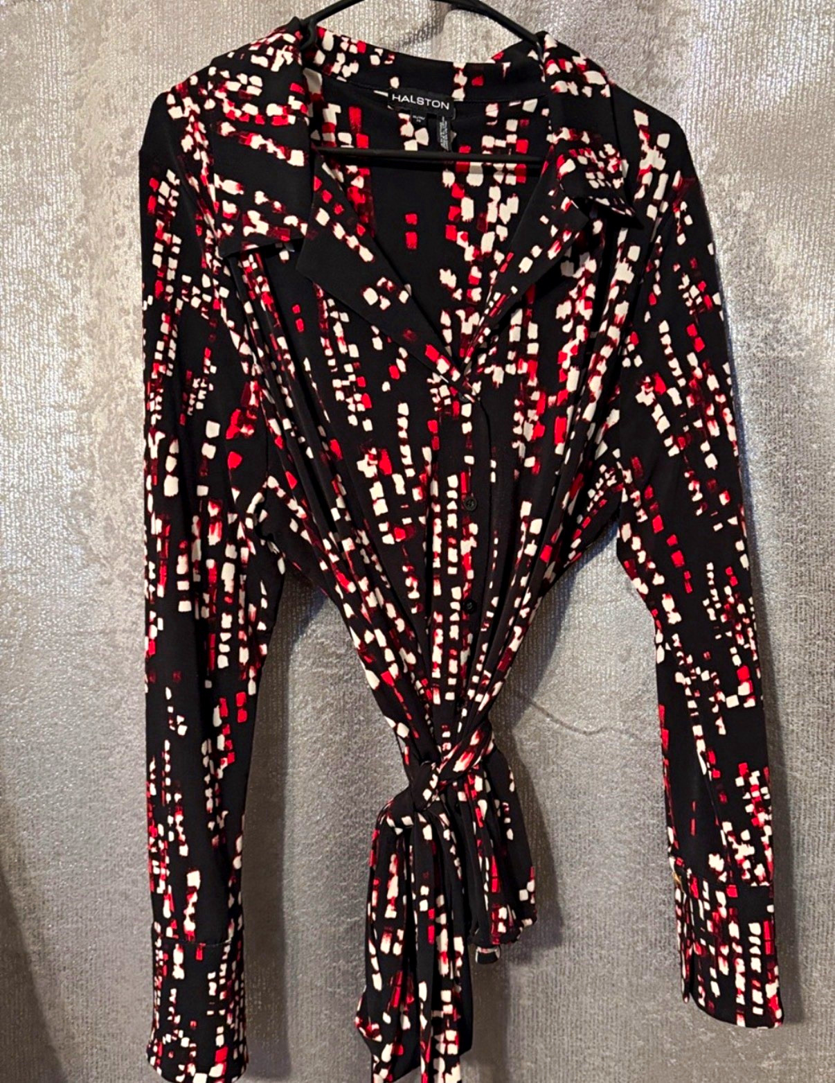 Halston Women’s XL Black/Red/White Abstract Collared Tie Button Blouse