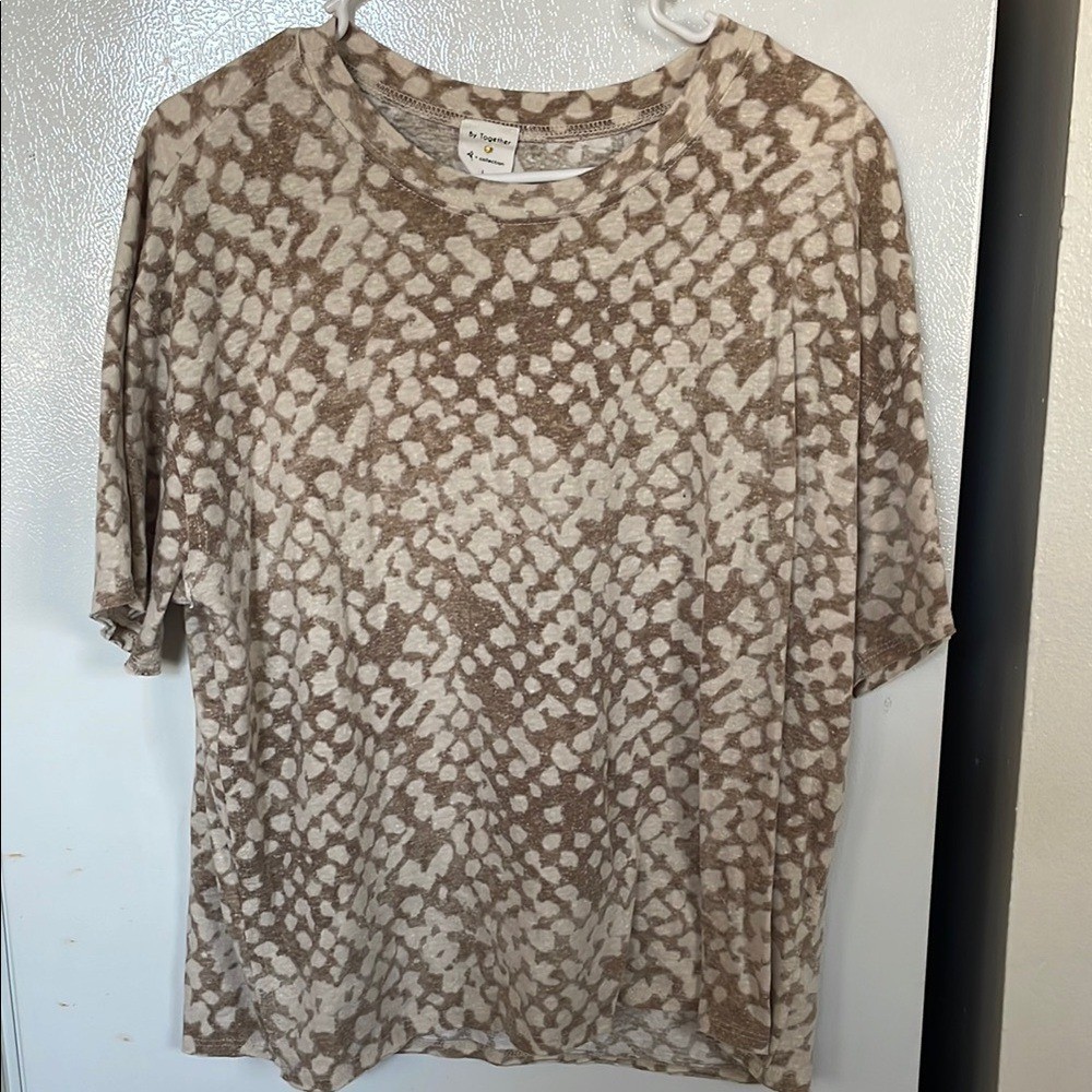 By Together Women’s Patterned Tan and Cream Short Sleeve Top Large