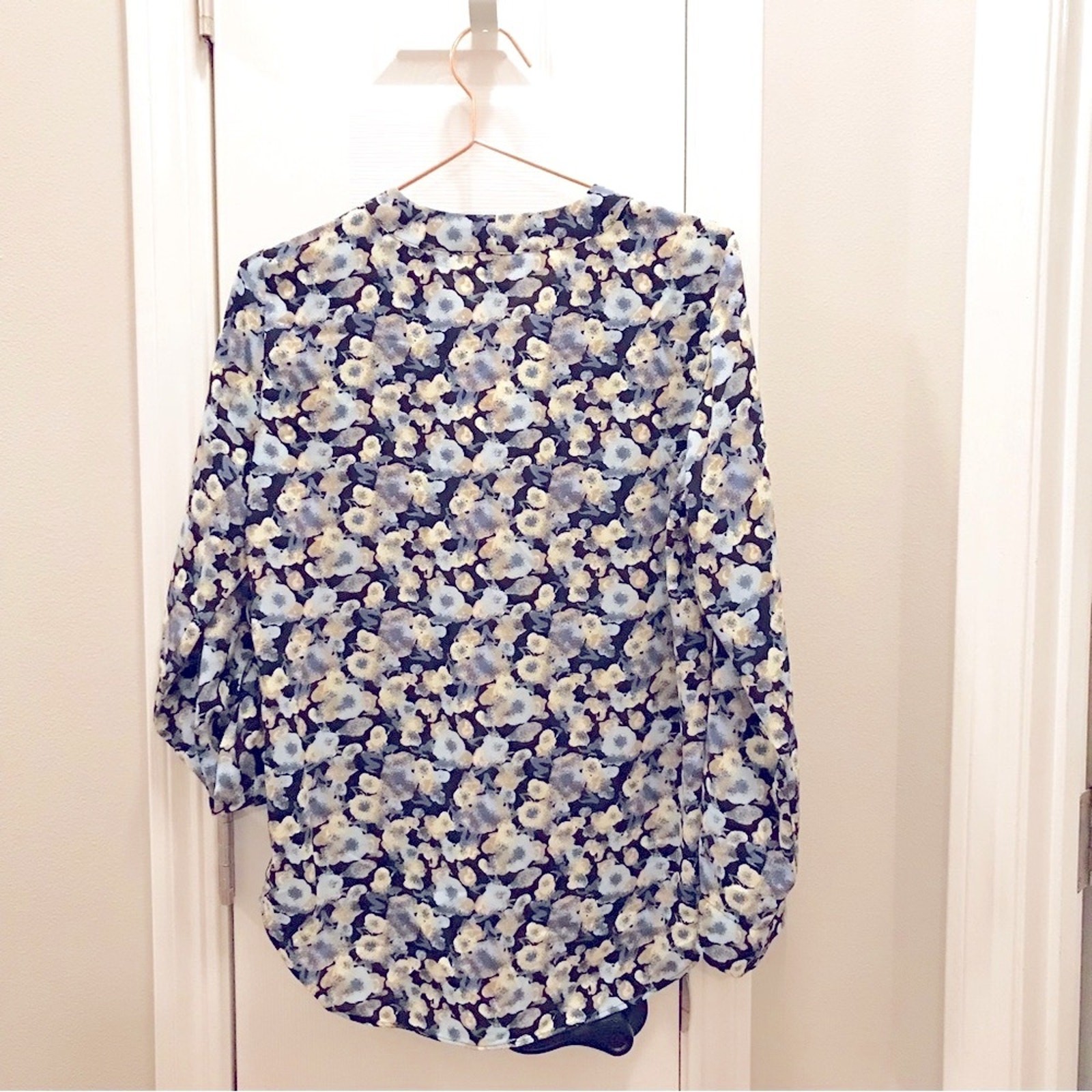 By design woven blue gray leaf floral v neck with roll tab sleeve new wi…
