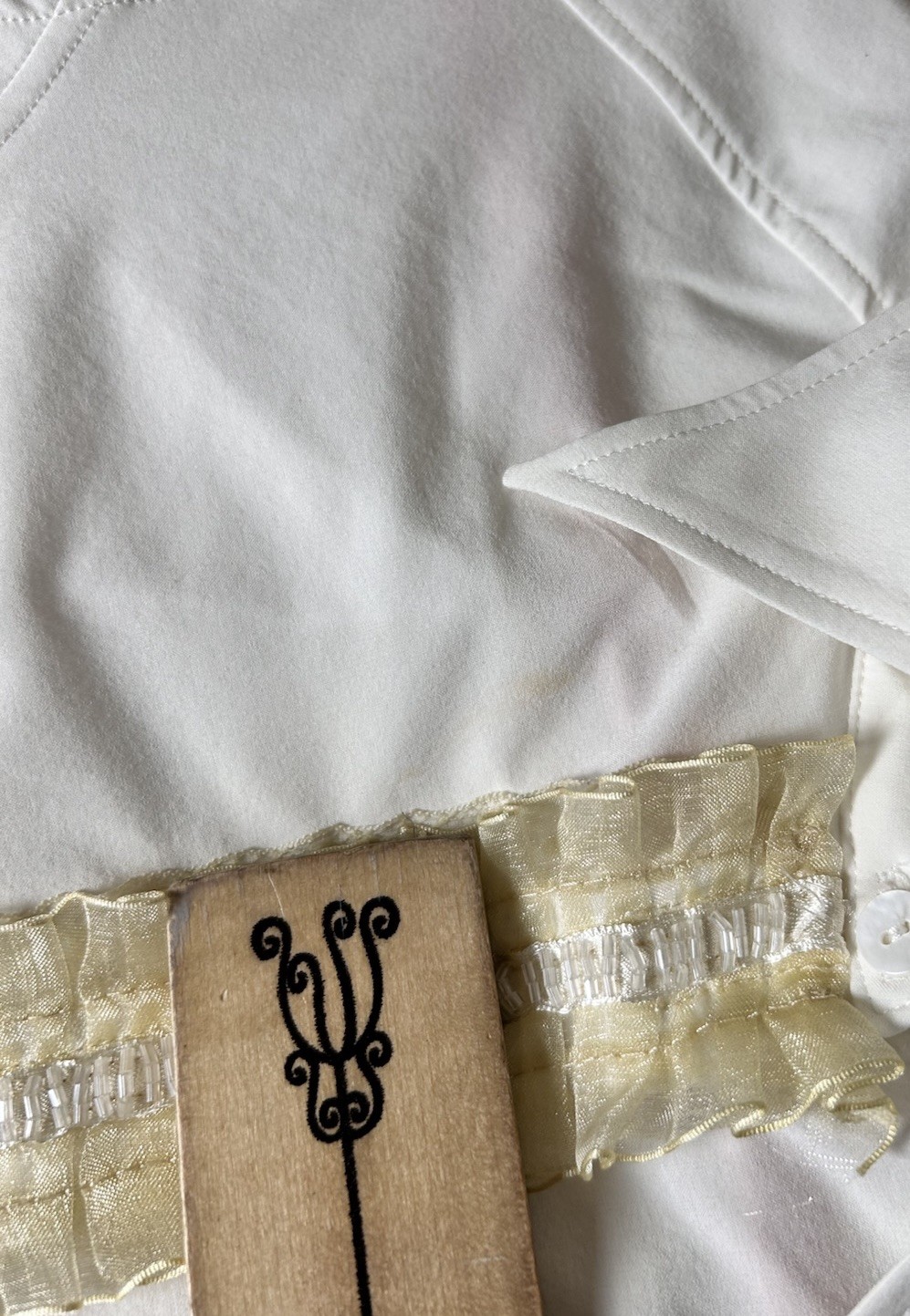 VTG Vertigo Paris Ruffle Front Button Up Blouse Sz L (M) White Long Sleeve READ