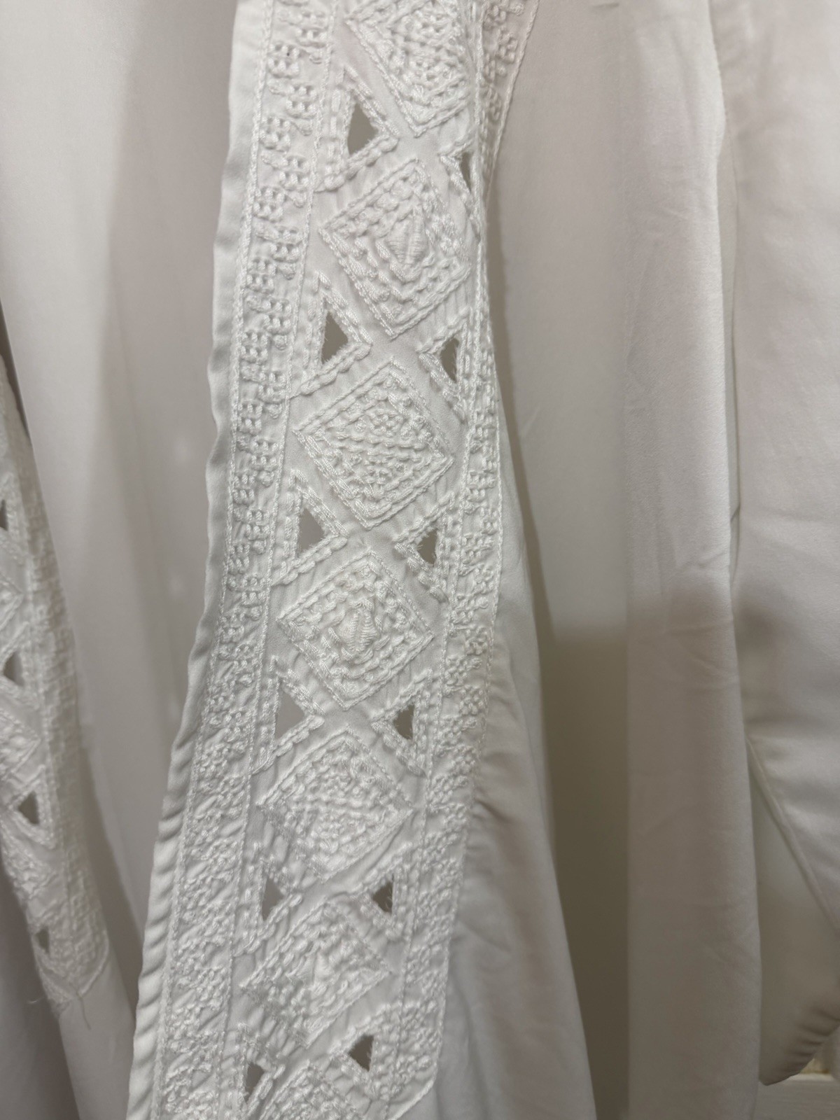 Chicos Women’s Long Sleeve Top Color White Made As Polyster Rayon