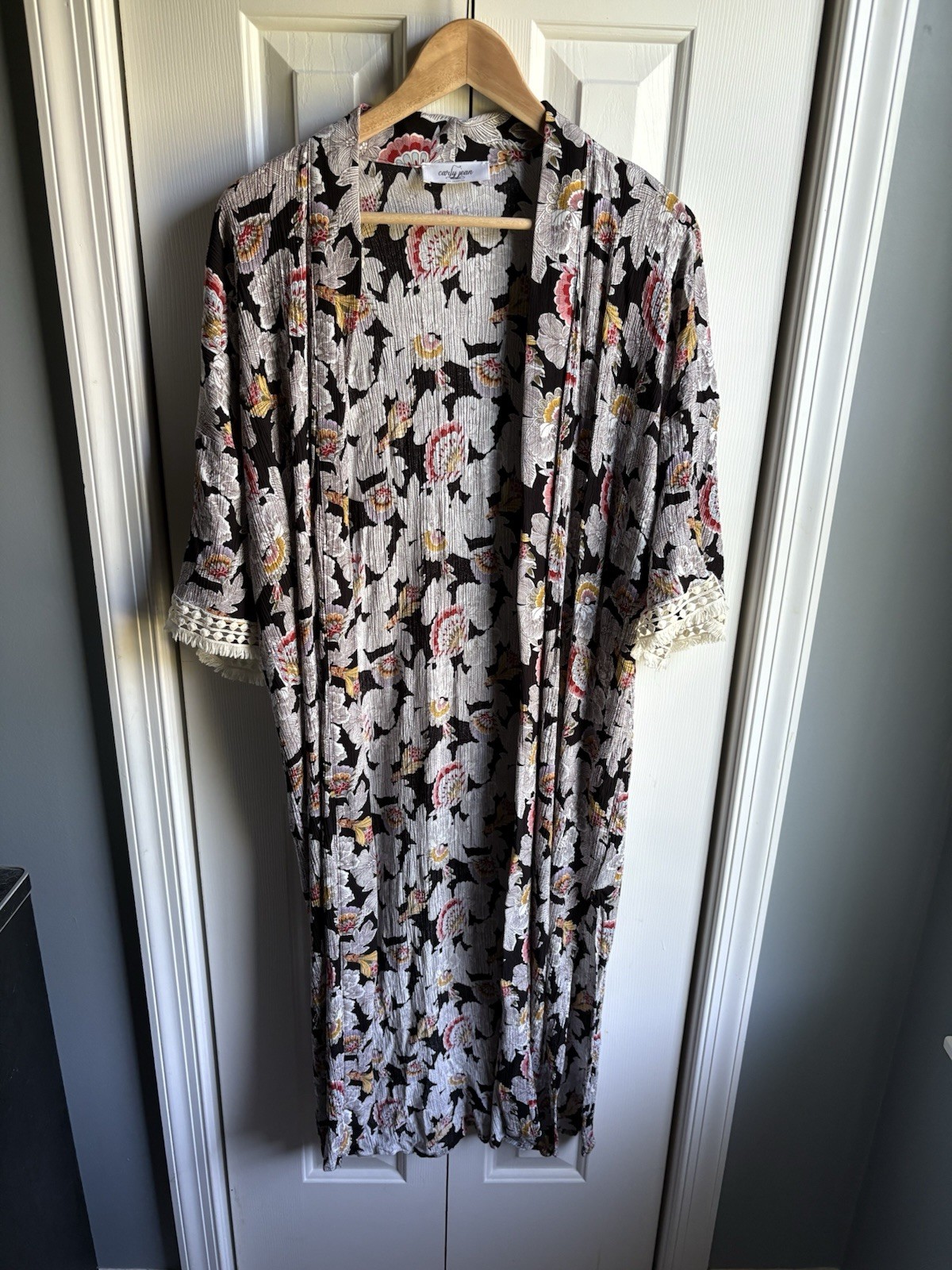 Carly Jean Los Angeles Women’s Black Floral Kimono Boho Size Small/Medium *READ