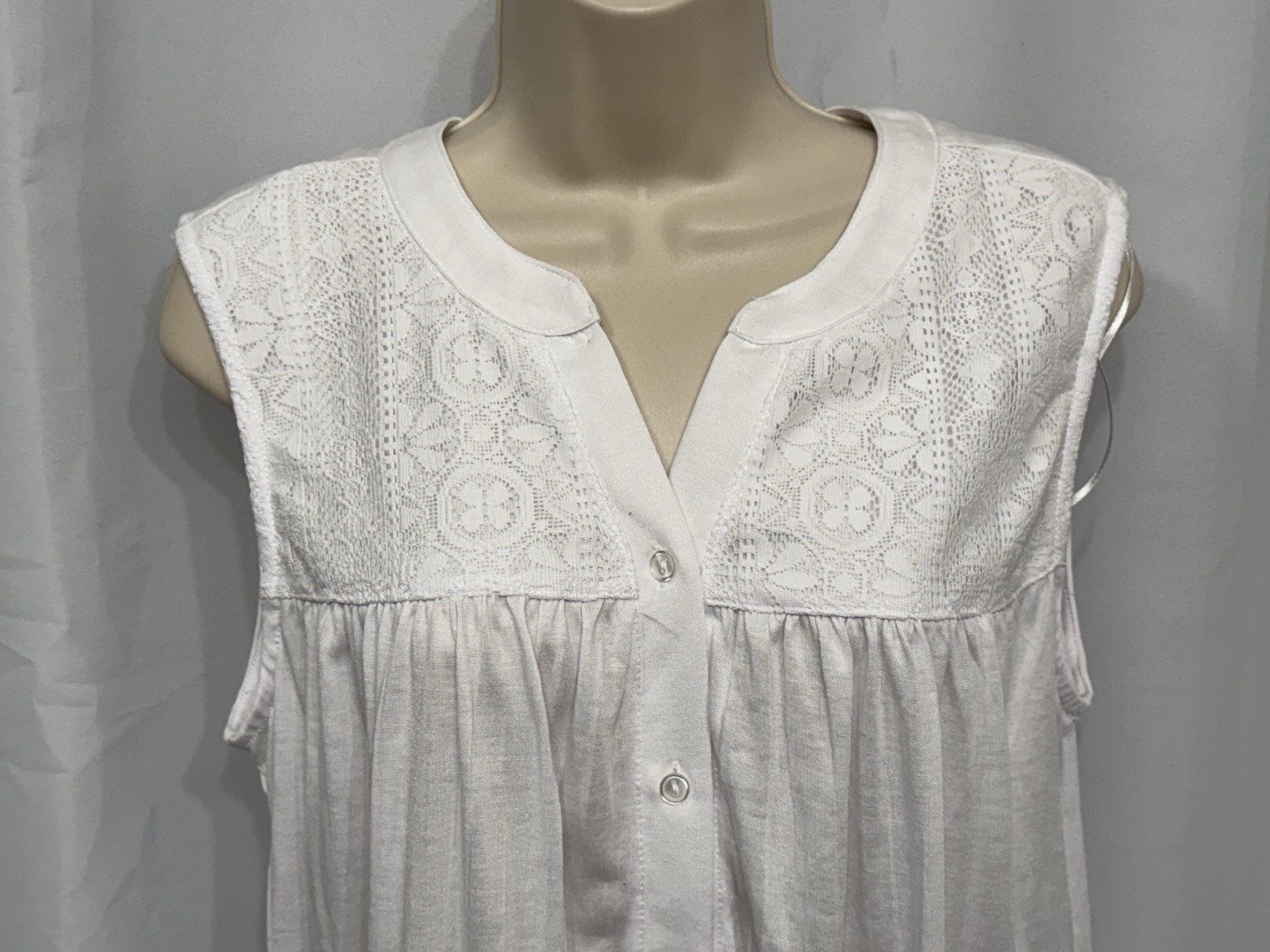 Carolyn Taylor Women’s White Sleeveless Button Up Soft Round Neck T-Shirt L