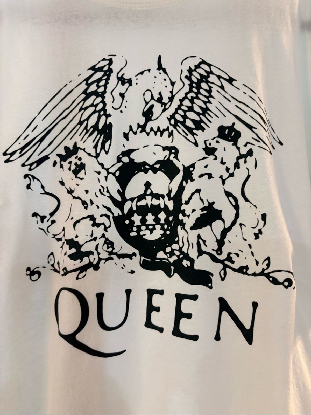 Queen Official Merchandise Crest Graphic Band Tee White 100% Cotton Rocker Med