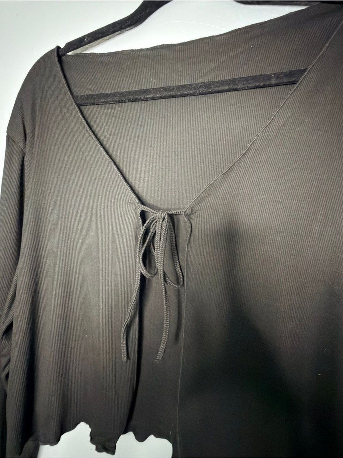 Crop Ribbed Tie-Front Long Sleeve Top Cardigan Ruffle Hem – Black Womens X-Large