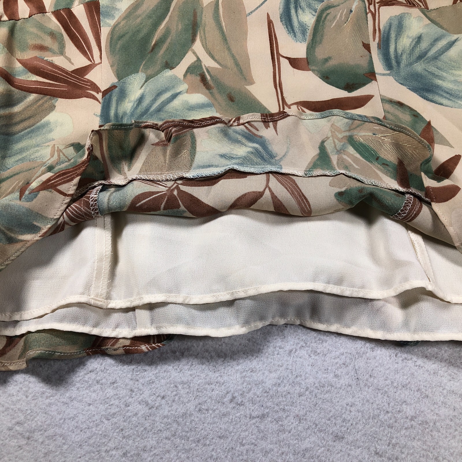 Due Per Due Womens Silk Blouse Size 10 Palm Print Beaded V-Neck Lined