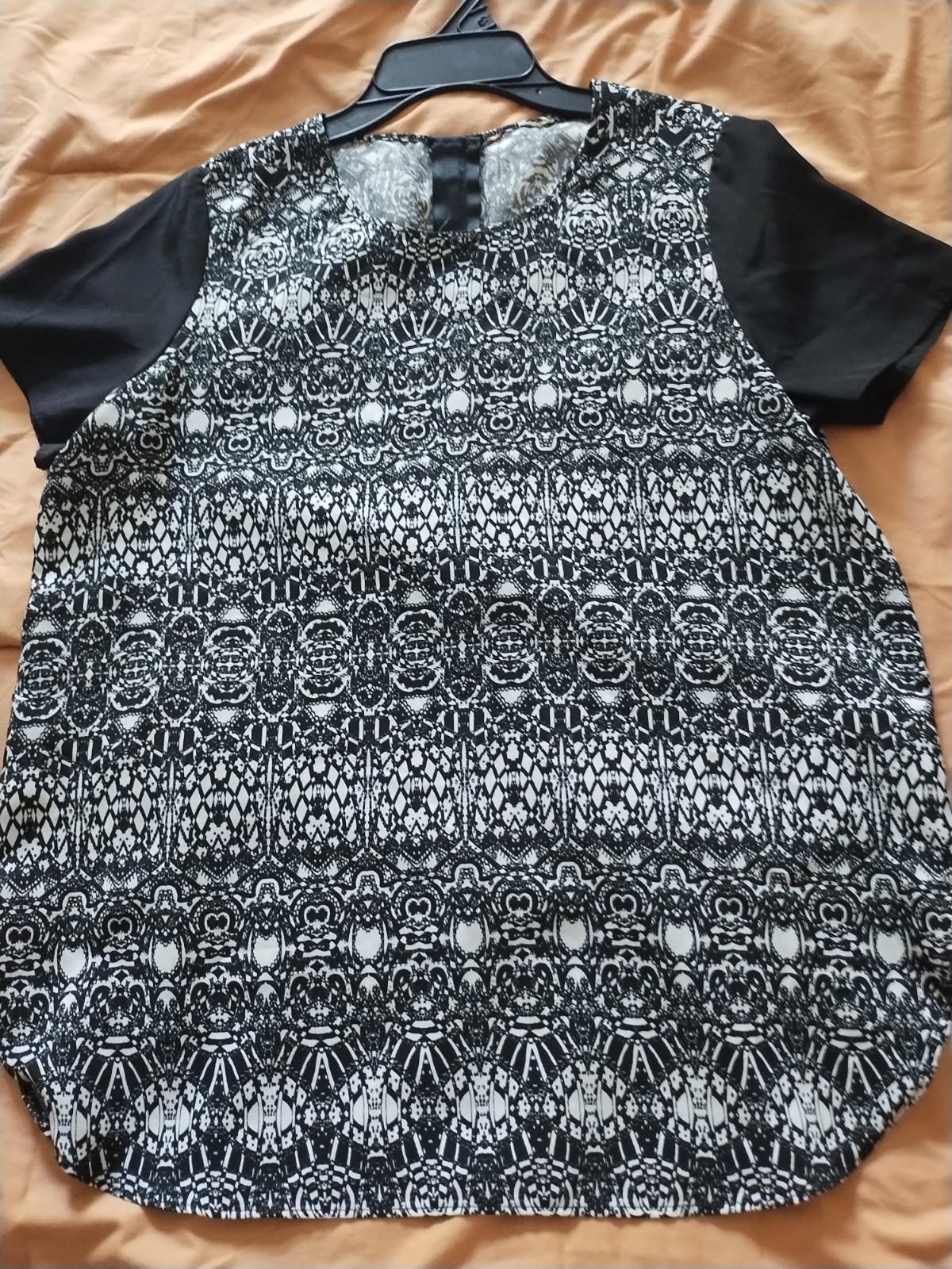 Black White Geometric Woven Round Neck Short Sleeve Zip Blouse 34