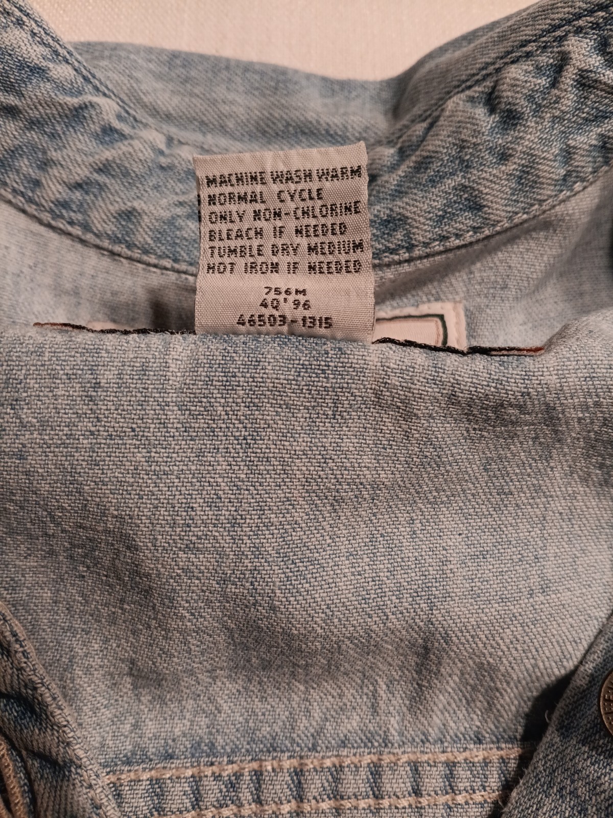 Women’s Vintage Levi’s Red Tab Light Wash Denim Button Up Shirt Size Medium EUC