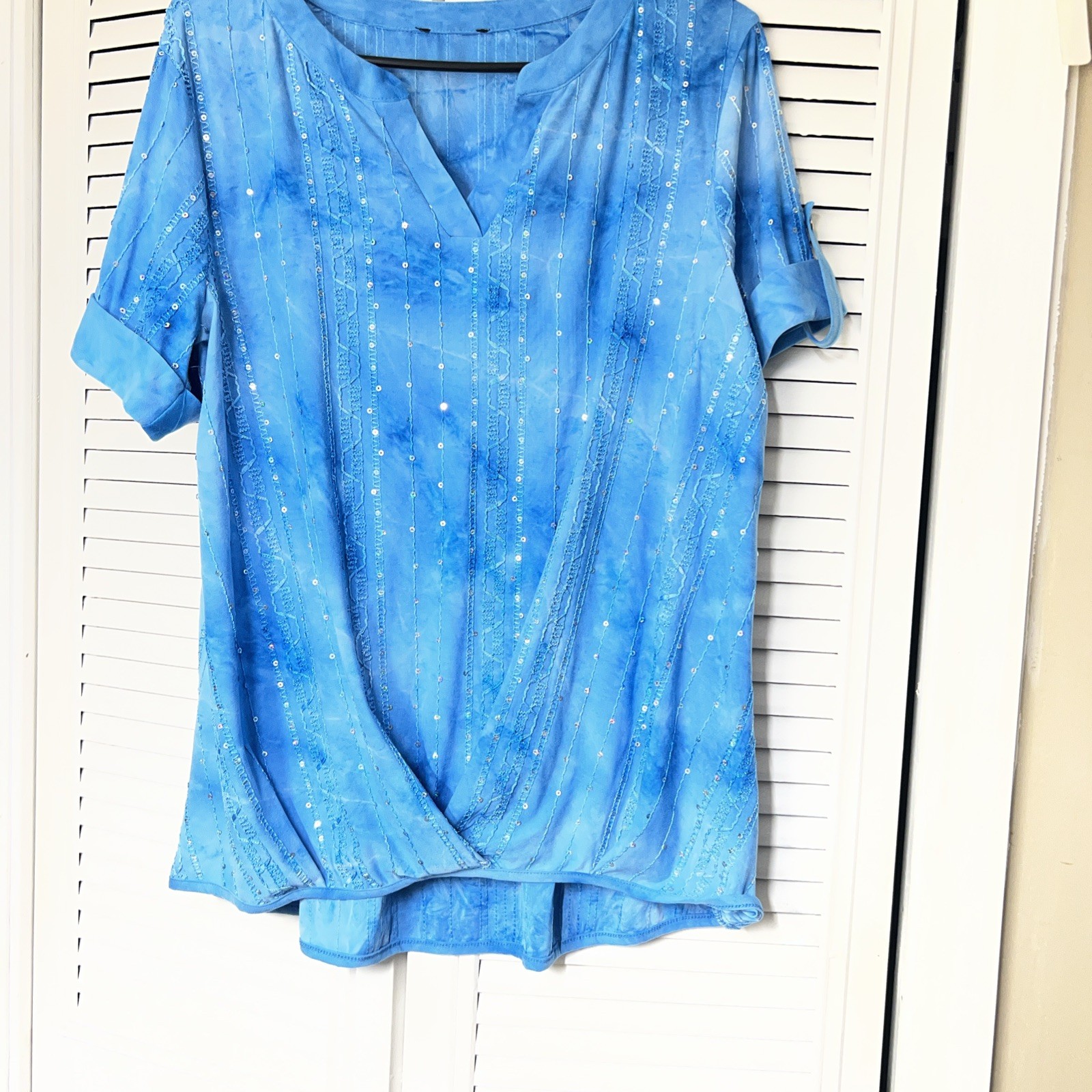 Unbranded Blue Short Sleeve V-Neck Rolled Tab Sz L Gorgeous!! ￼blouse with Seque