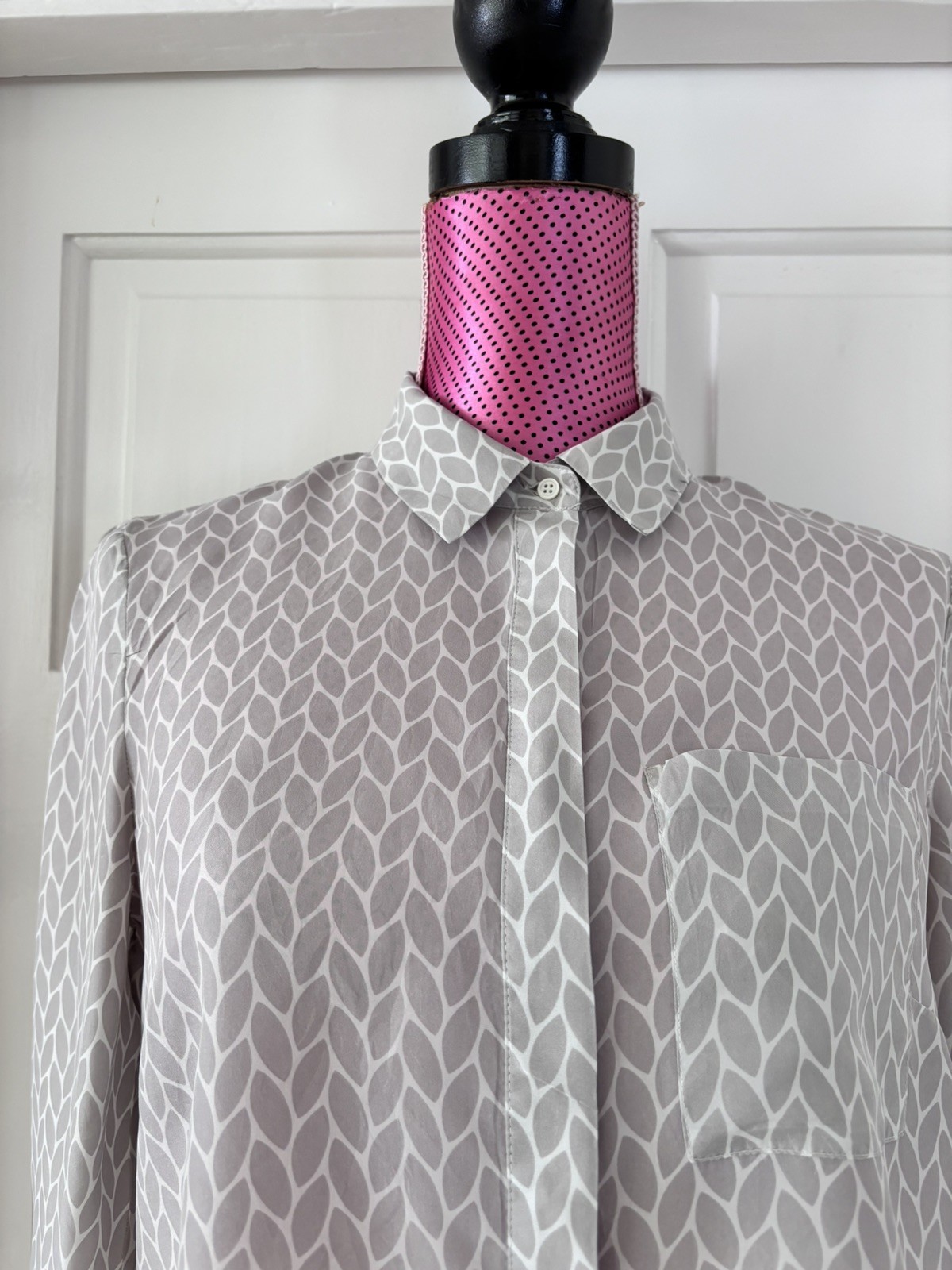 JIGSAW .. Grey & White Long Sleeve 100% SILK Blouse Sz 10 – Exc. Cond.