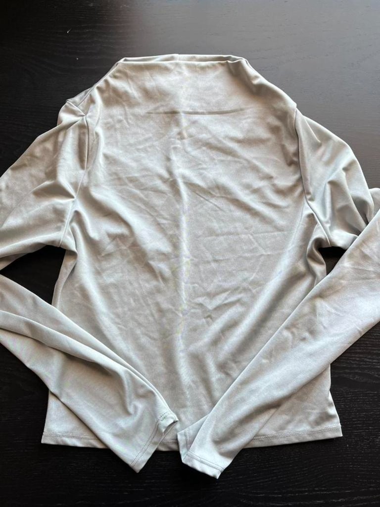 Stunning Discreet NYC Silver Mock Neck Long Sleeve Size L