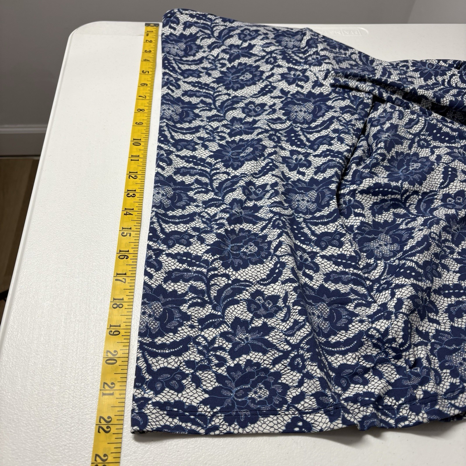 J McLaughlin Catalina Cloth Pullover Top Womens M Blue Floral Lace Print Stretch