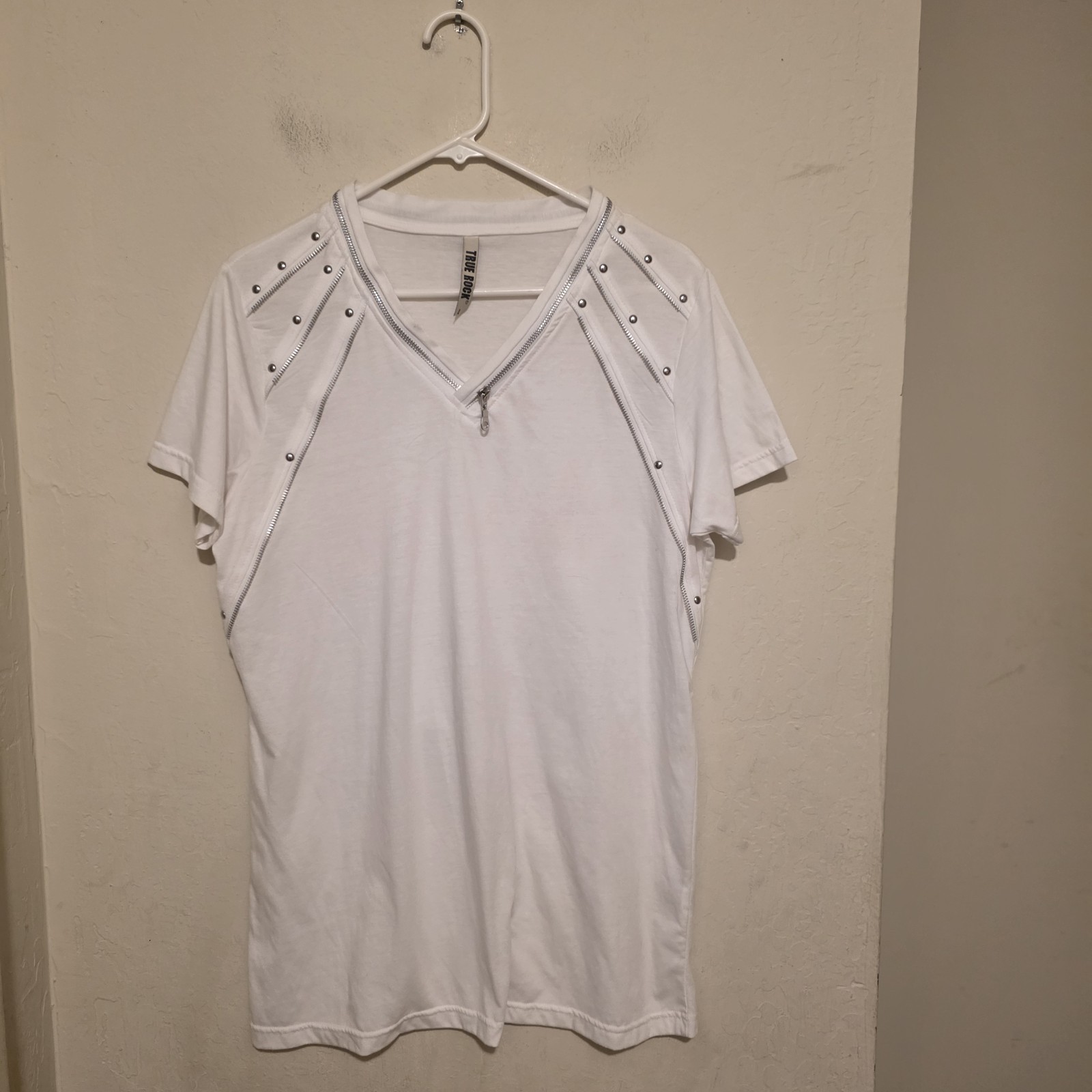 TRUE ROCK White V-Neck Studded Zipper Accent Short Sleeve T-Shirt Size L