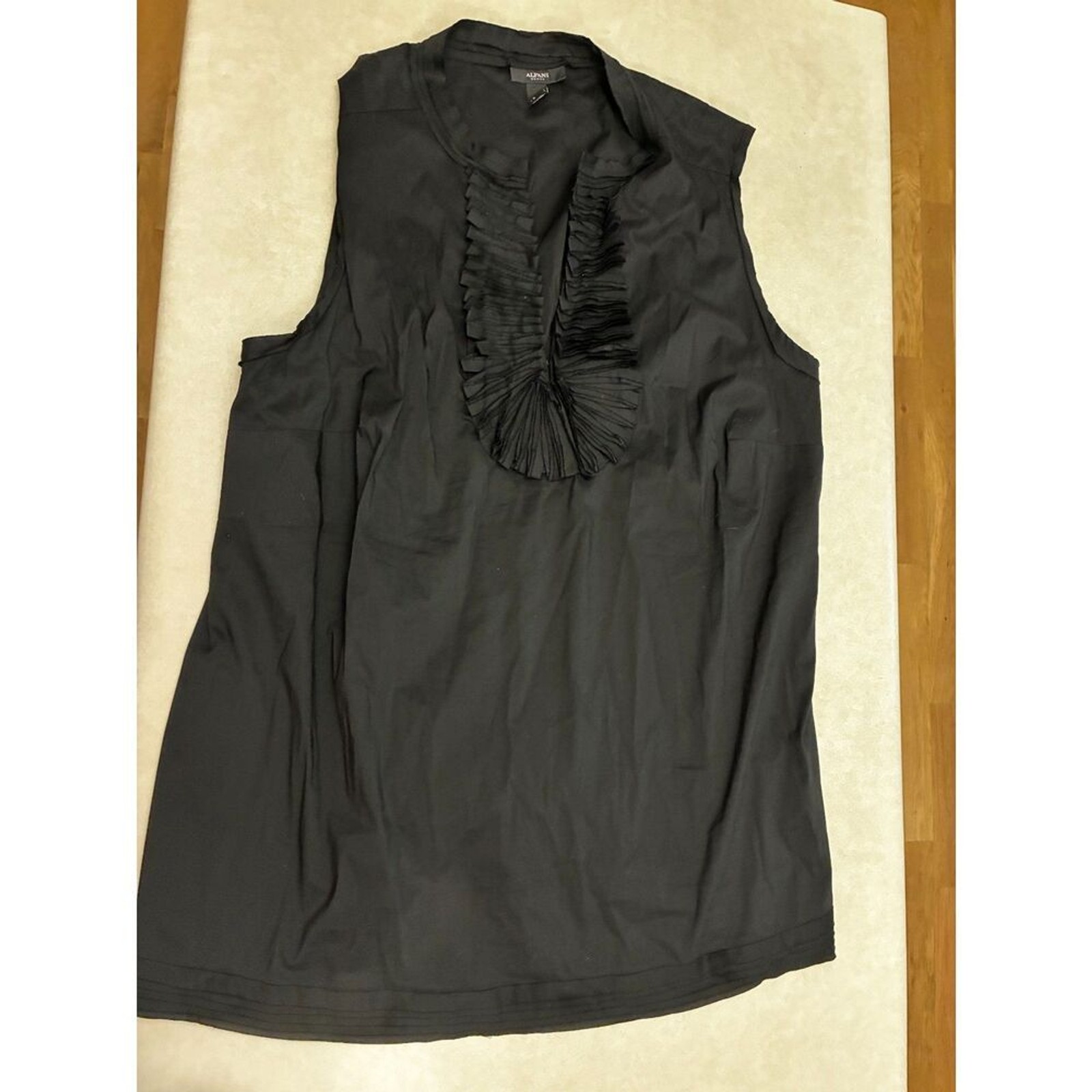 Alfani Women’s Black Sleeveless Pleated Ruffle Neck Split V-Neck Top Size 24