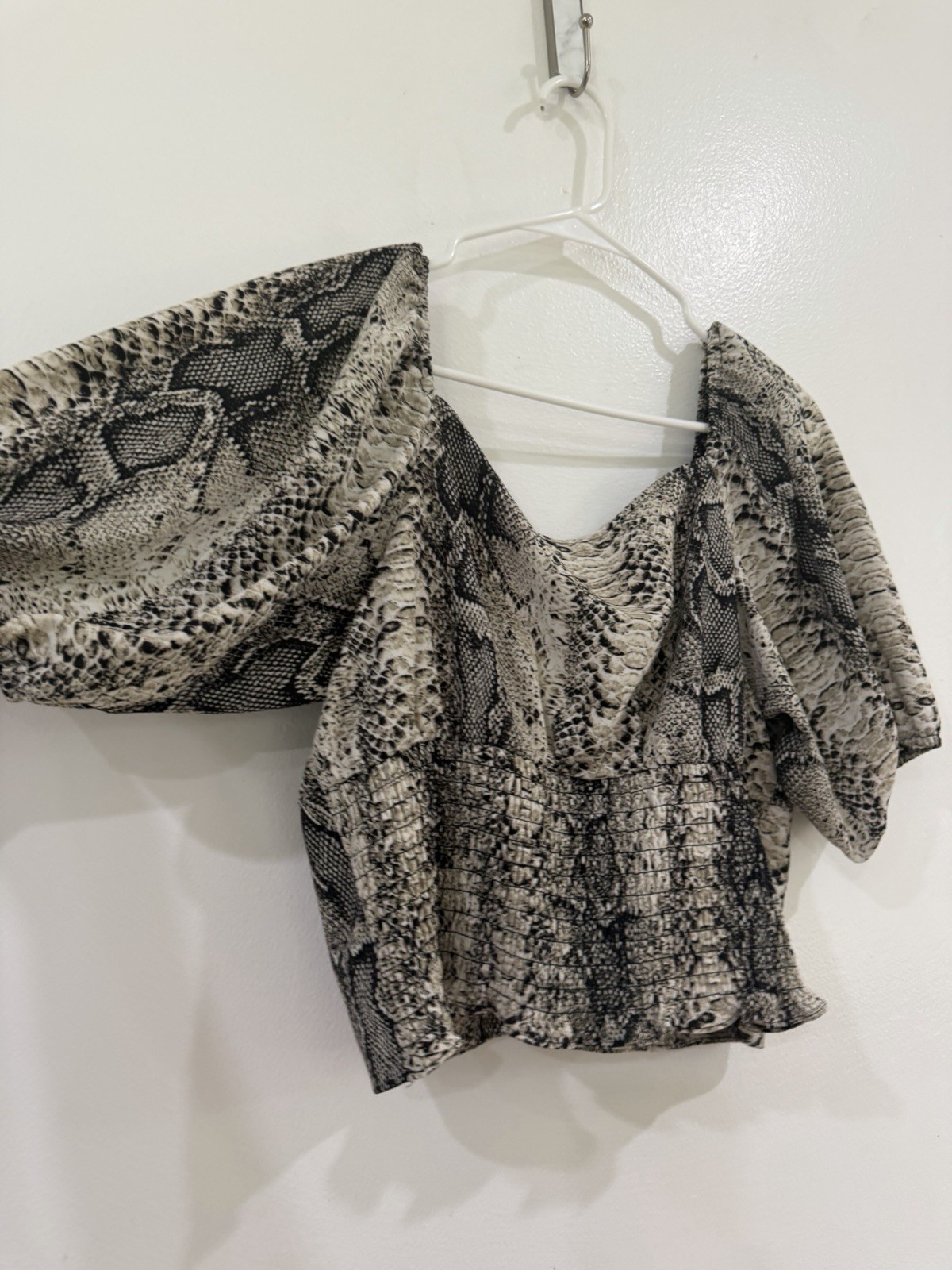 bar III Women’s Beige/Black Snake Print Cropped Tie-Front Puff Sleeve Blouse L