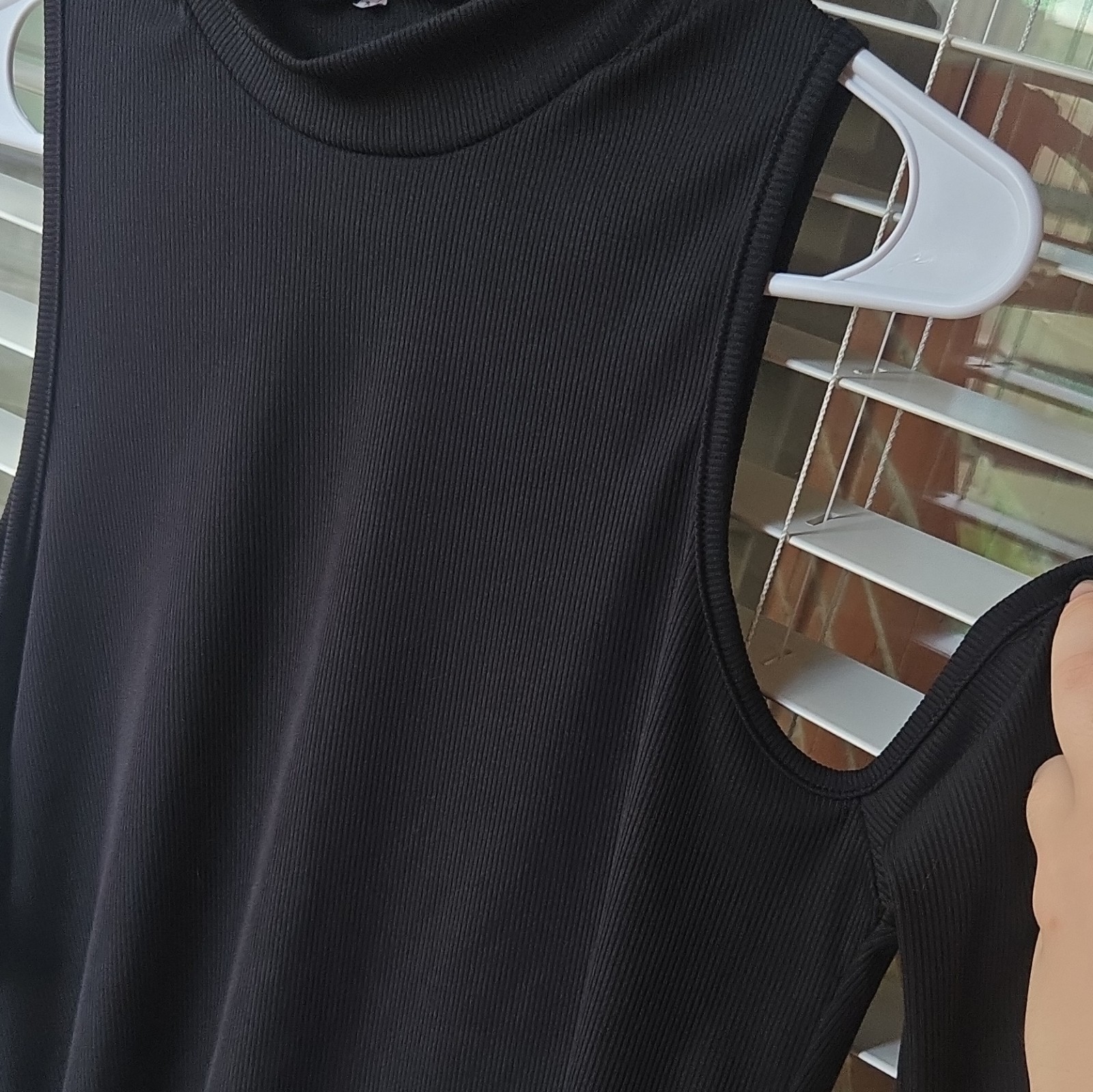 Women’s Black Solid Ribbed Knit Mock Neck Cold Shoulder Long Sleeve Top M