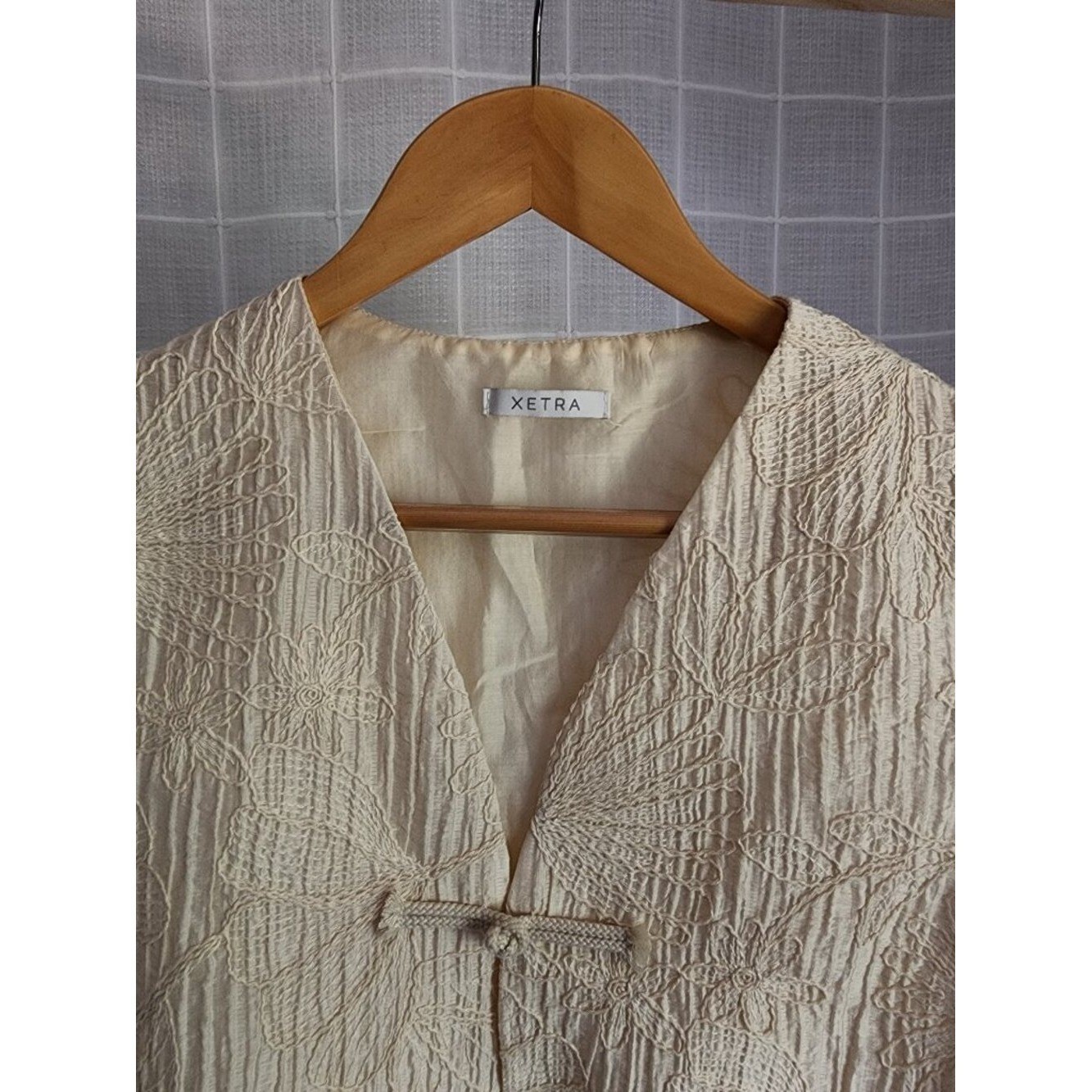 Xetra Textured Embroidered Summer Floral Vest Cream Sleeveless Open Front Size M