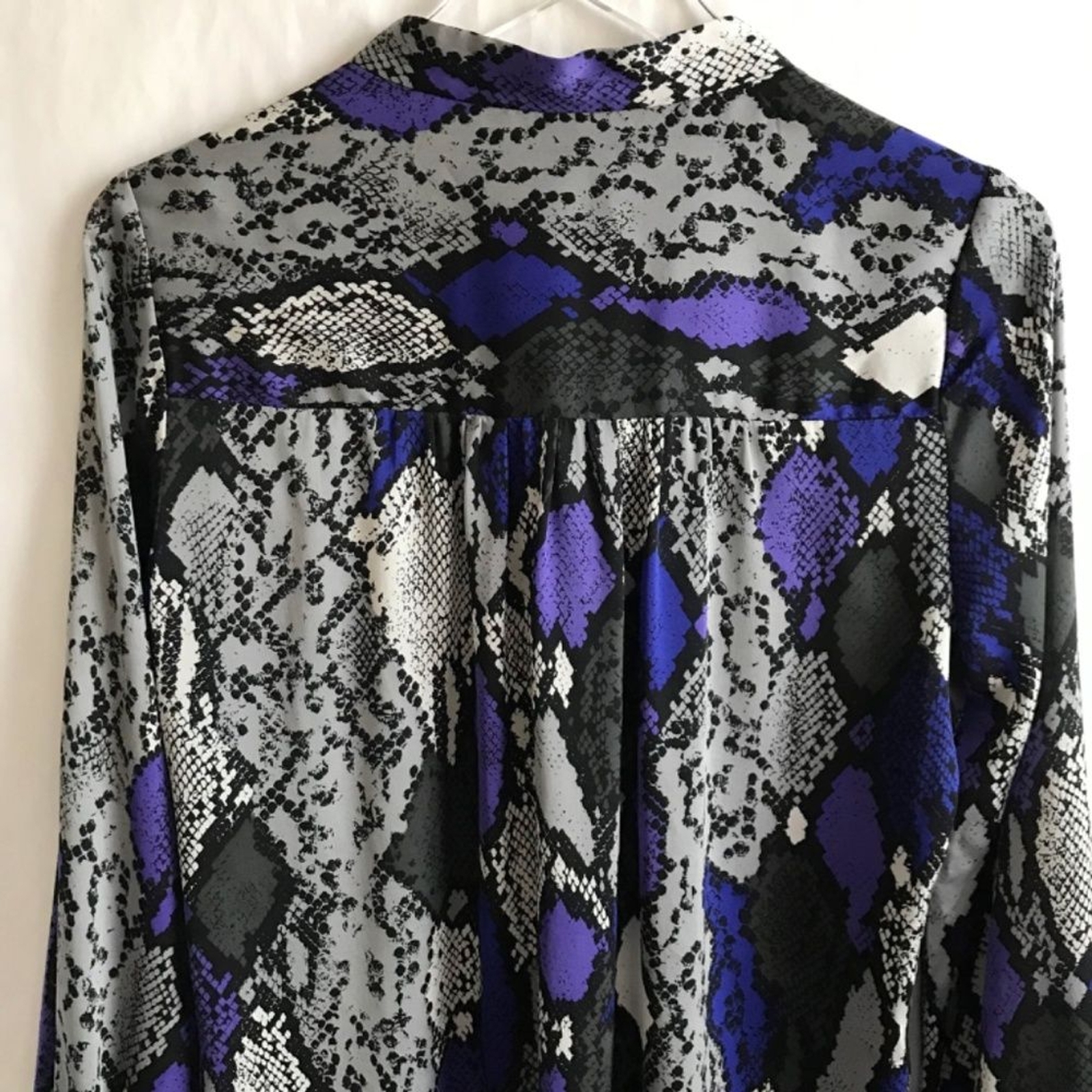 Milly Silk Purple Blue Gray Snake Print Long Sleeve Blouse 8 V-Neck Edgy Modern