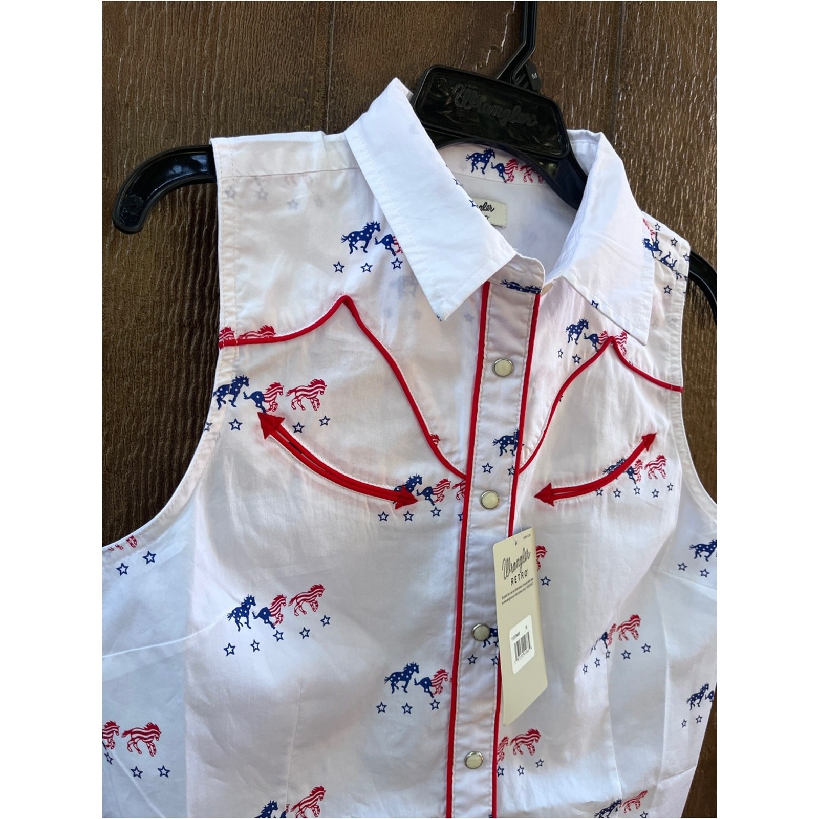 NWT Wrangler WOMEN’S WRANGLER SLEEVELESS AMERICANA WESTERN SNAP SHIRT, Size M