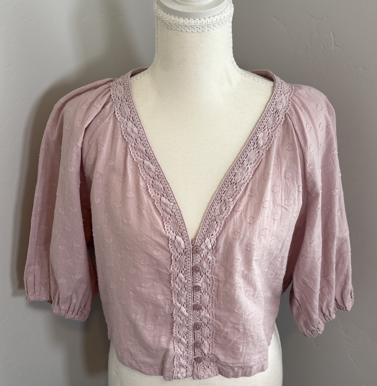 Romantic LUSH Cottagecore women’s Dusty Rose cropped lace puff sleeve blouse. L.