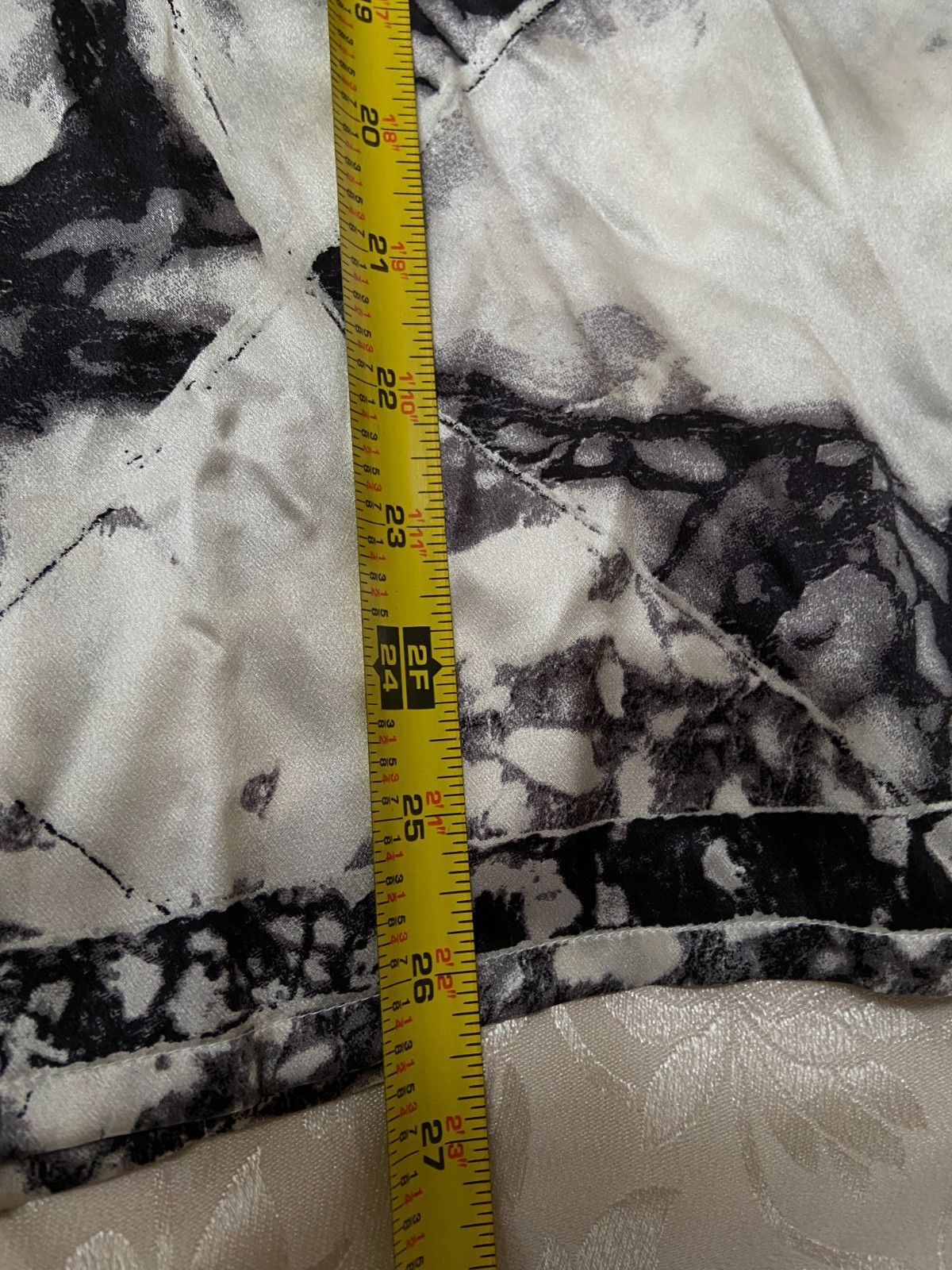 ESCADA VINTAGE SILK BLOUSE IN WHITE GRAY MARBLE PRINT GLASS BUTTONS 36 RUNS M