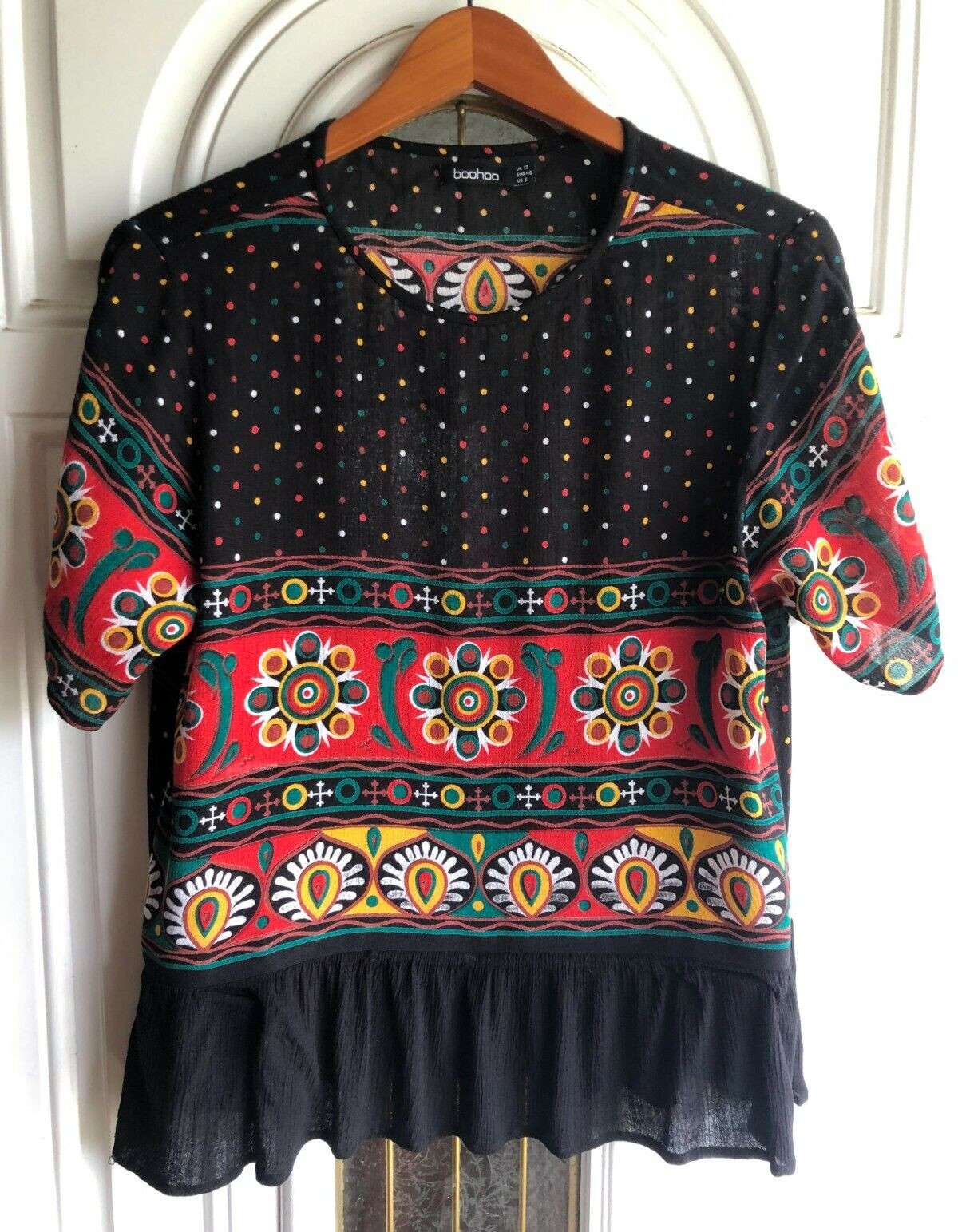 Boohoo USA sz 8 Artsy Colorful short sleeve scoop Neck top Ruffle Bottom womens