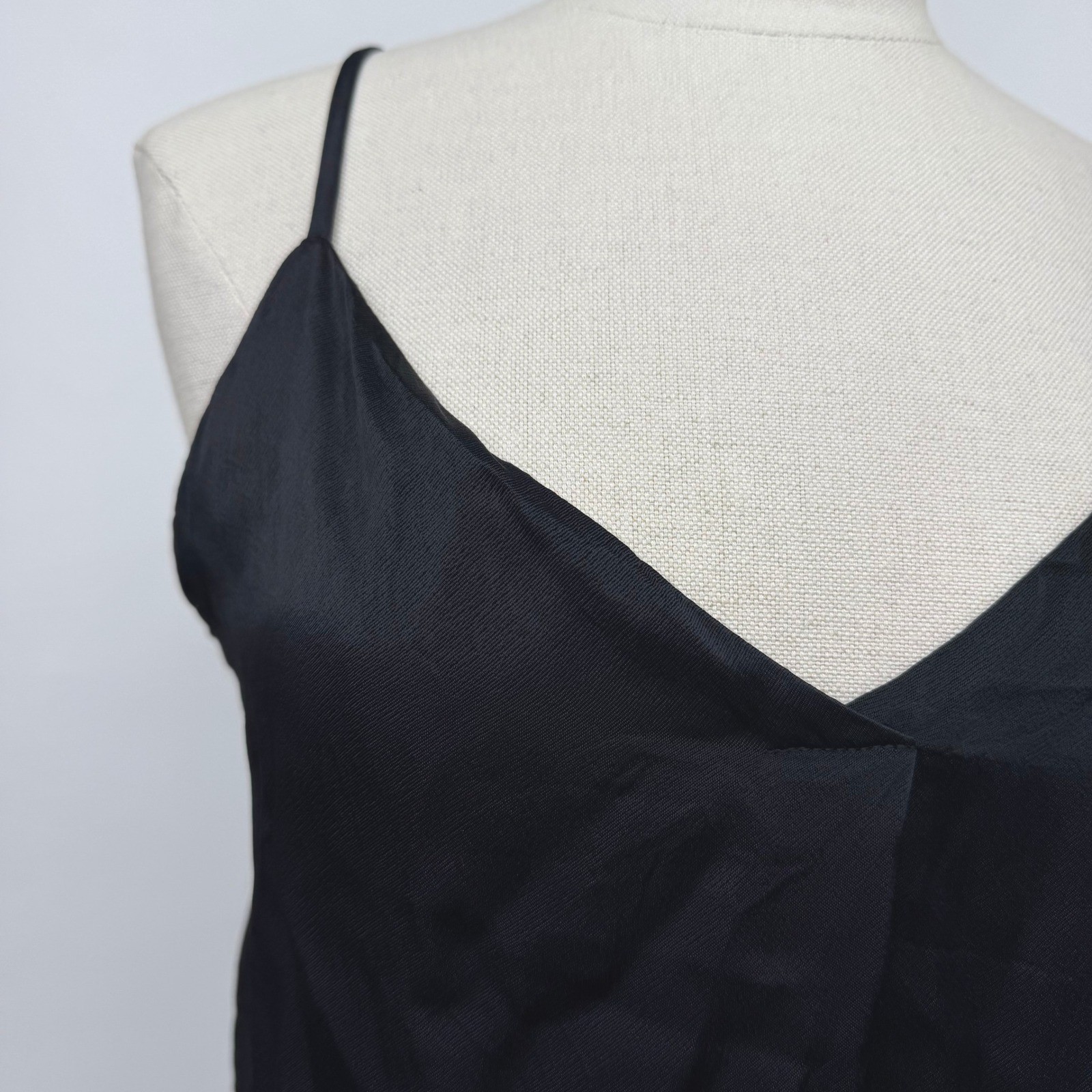 Fab’rik Black “silk feel” V-Neck Spaghetti Strap Camisole Tank Top Womens Medium