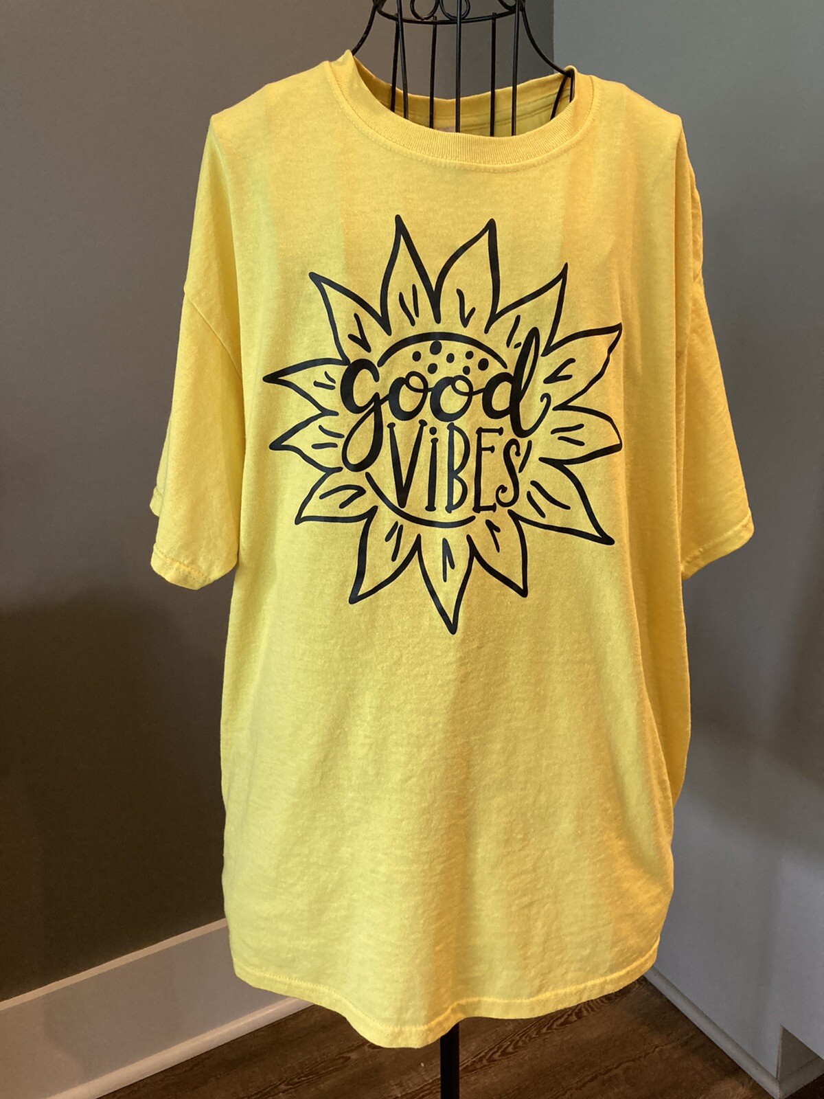 JERZEES Dri-Power GOOD VIBES Size Large Yellow Graphic Short Sleeve T-Shirt