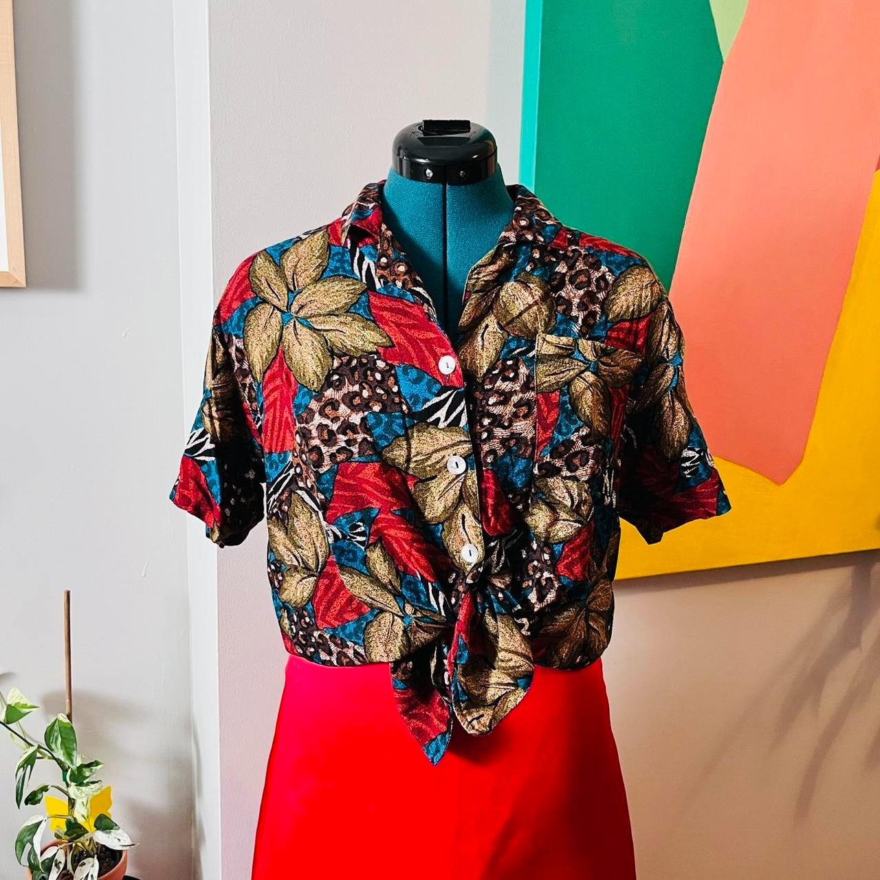 Vintage animal print/misc patterned short-sleeved button down petite top