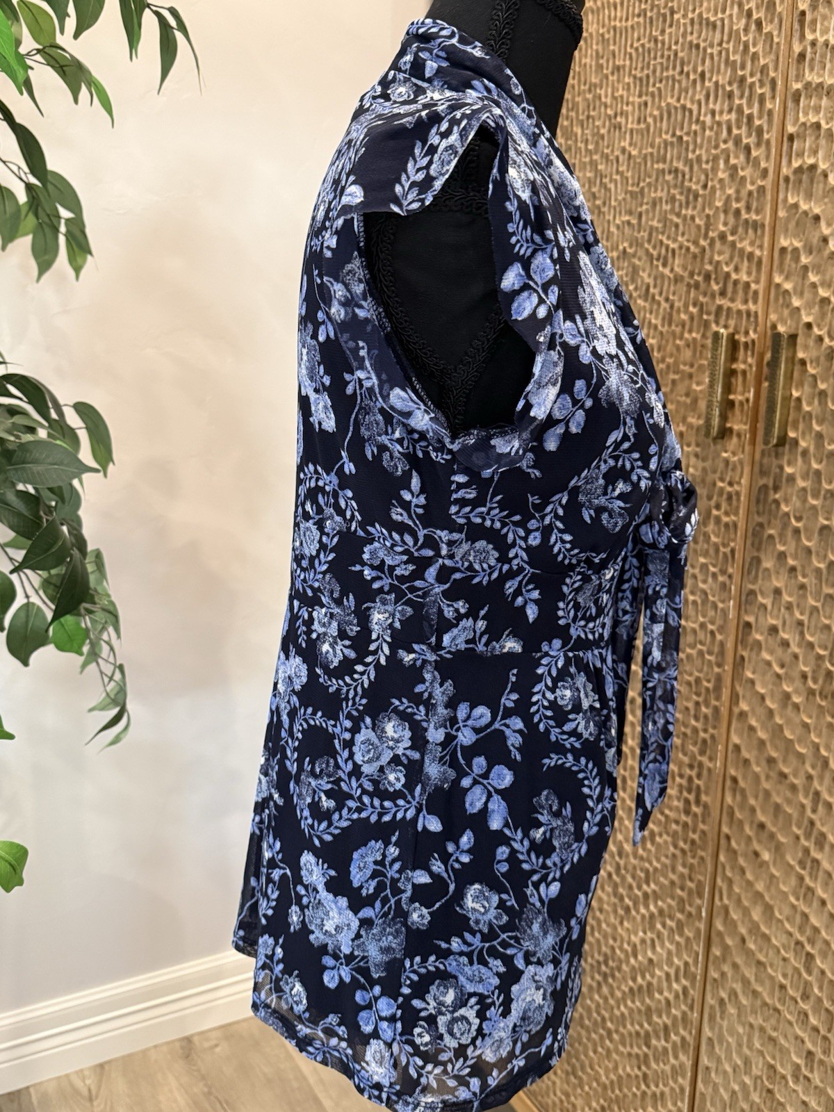 New York & Company Women’s Blue White Floral Mesh Nylon V-Neck Tie Blouse Med