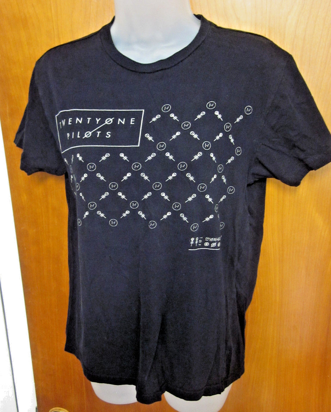 TWENTY ONE PILOTS sexy tee small T shirt Skeleton Clique electro-pop Columbus OH